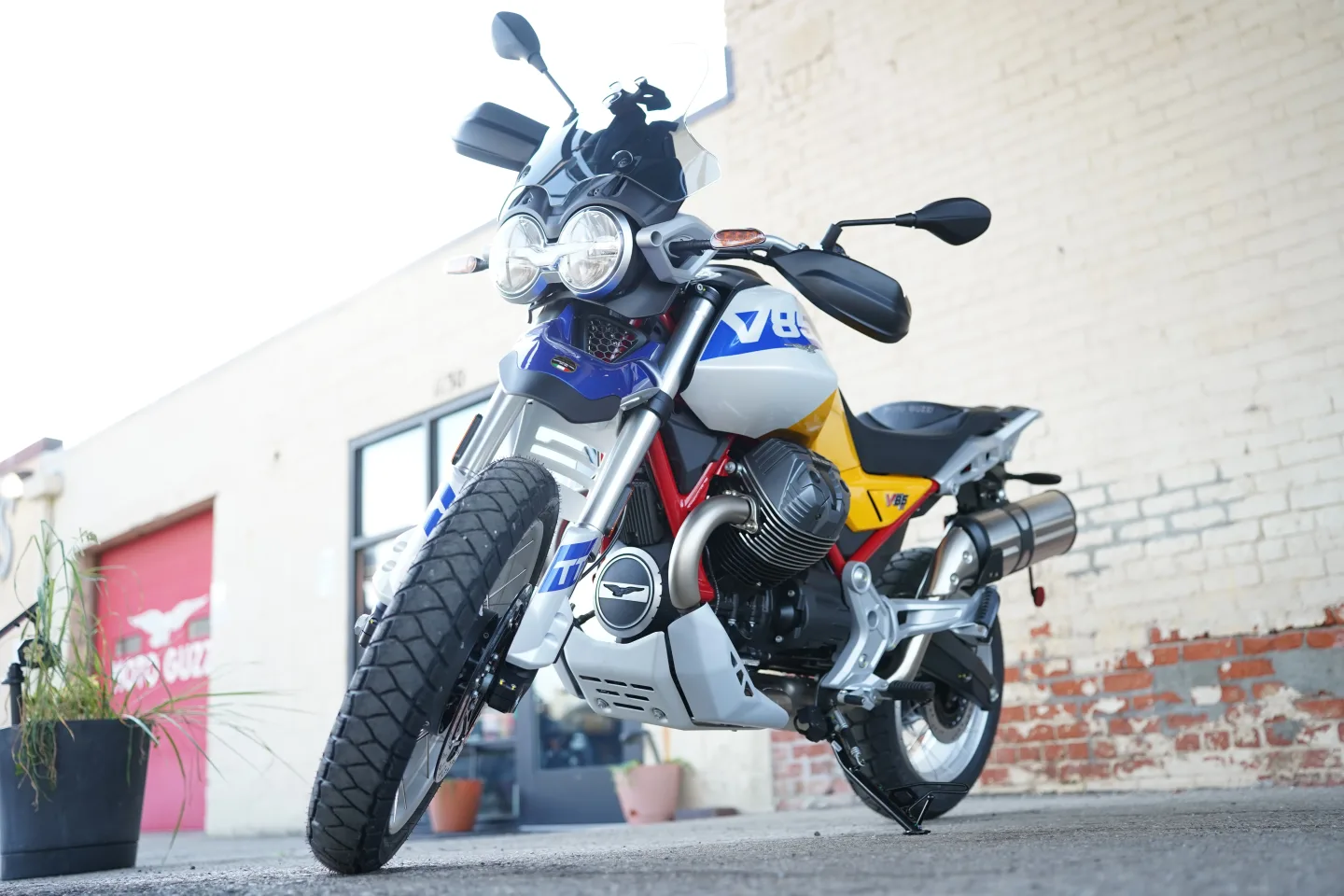 2027 Moto Guzzi V85TT - Giallo Wadi
