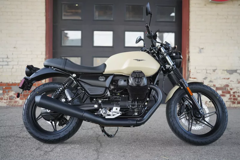 2027 Moto Guzzi V7 Stone - Sabbia Camo