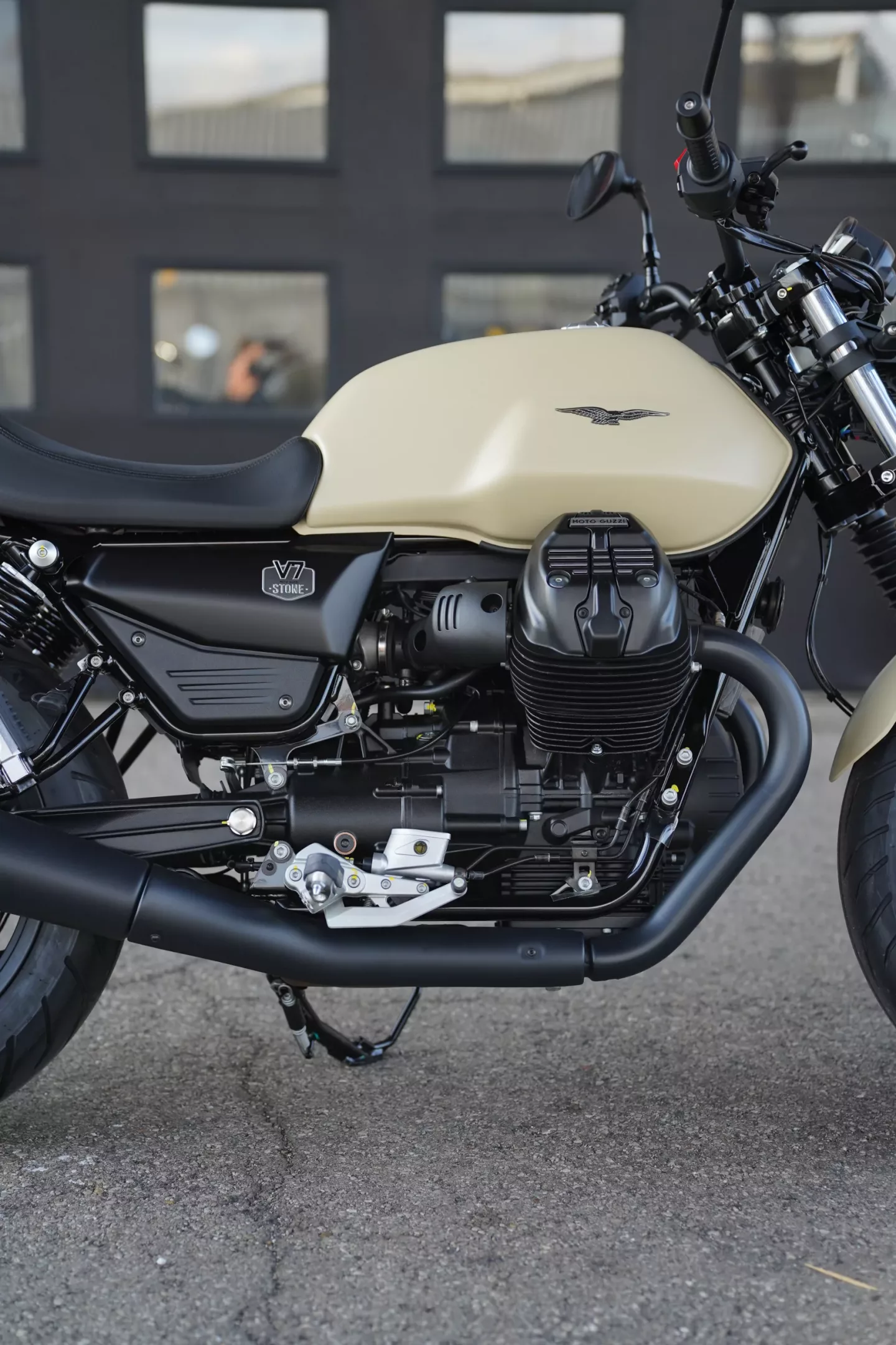 DSC00485 2027 Moto Guzzi V7 Stone - Sabbia Camo