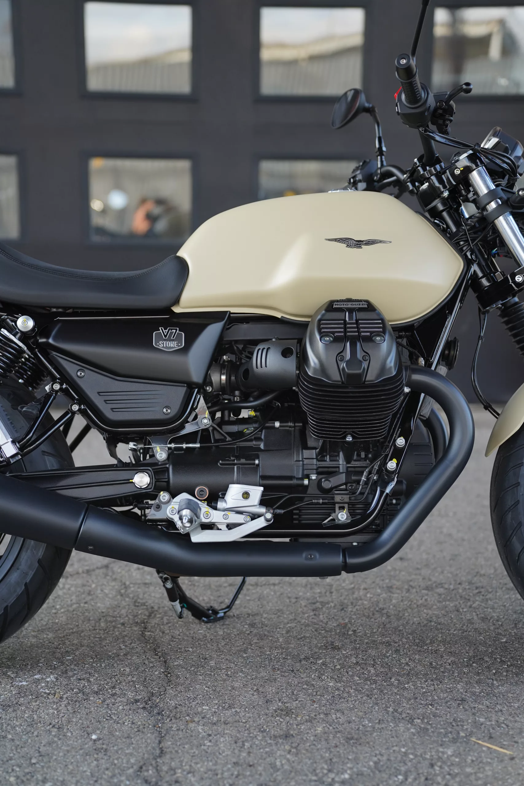 2027 Moto Guzzi V7 Stone - Sabbia Camo - Image 48