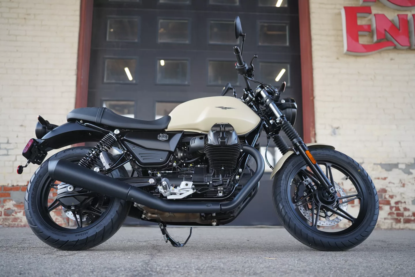 DSC00487 2027 Moto Guzzi V7 Stone - Sabbia Camo