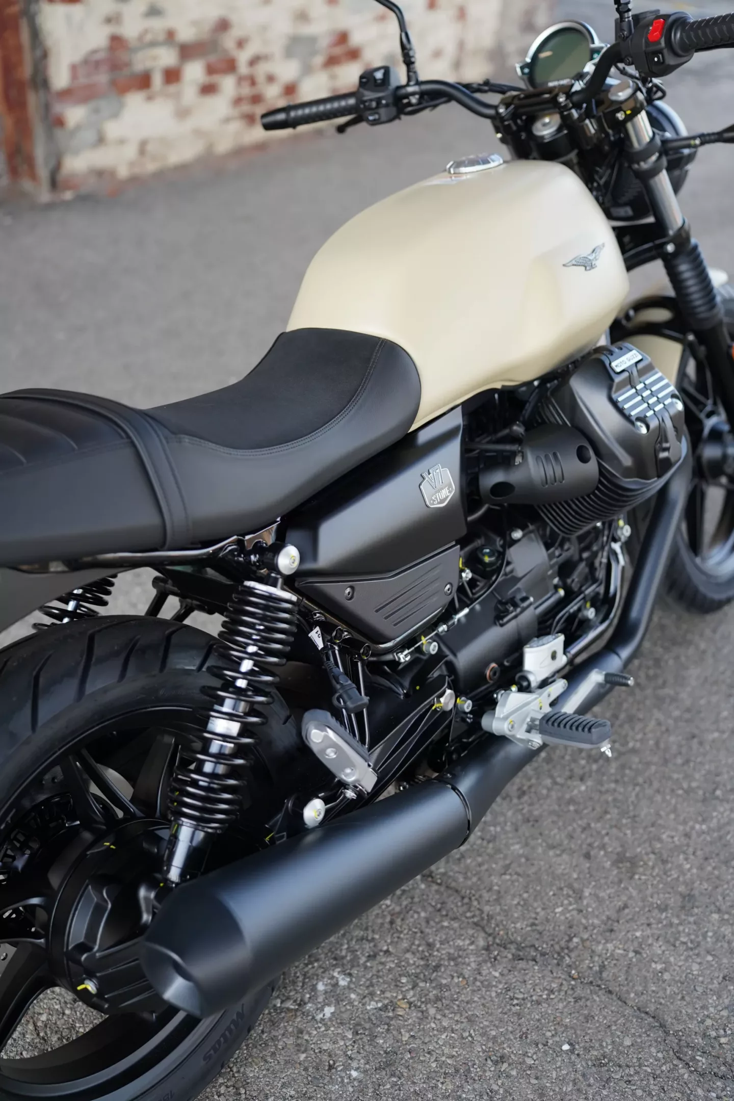 DSC00489 2027 Moto Guzzi V7 Stone - Sabbia Camo
