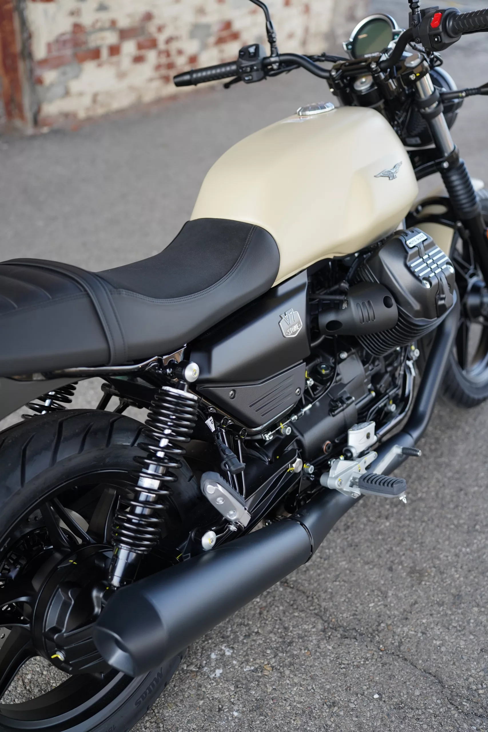 2027 Moto Guzzi V7 Stone - Sabbia Camo - Image 52