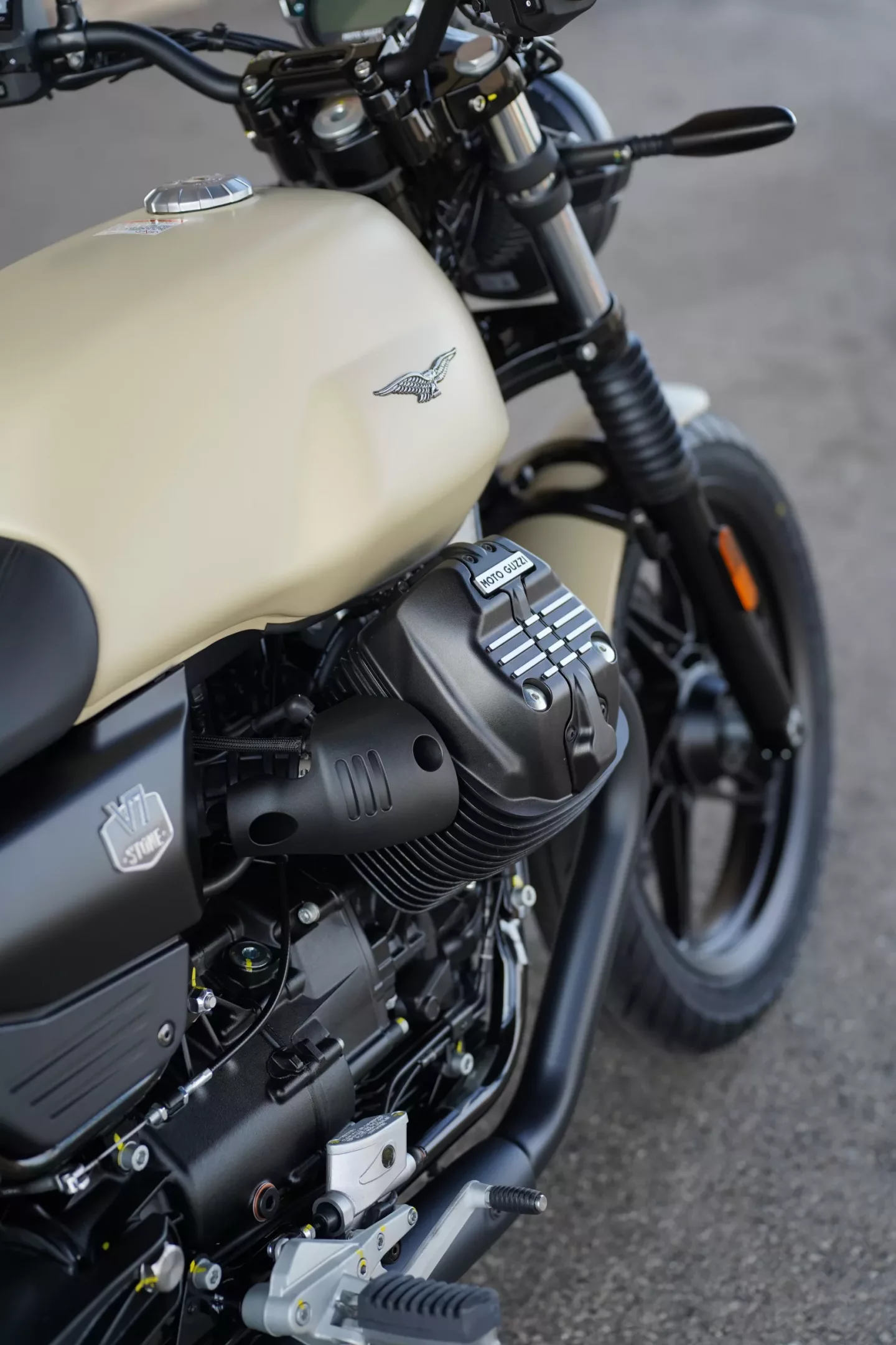 DSC00491 2027 Moto Guzzi V7 Stone - Sabbia Camo