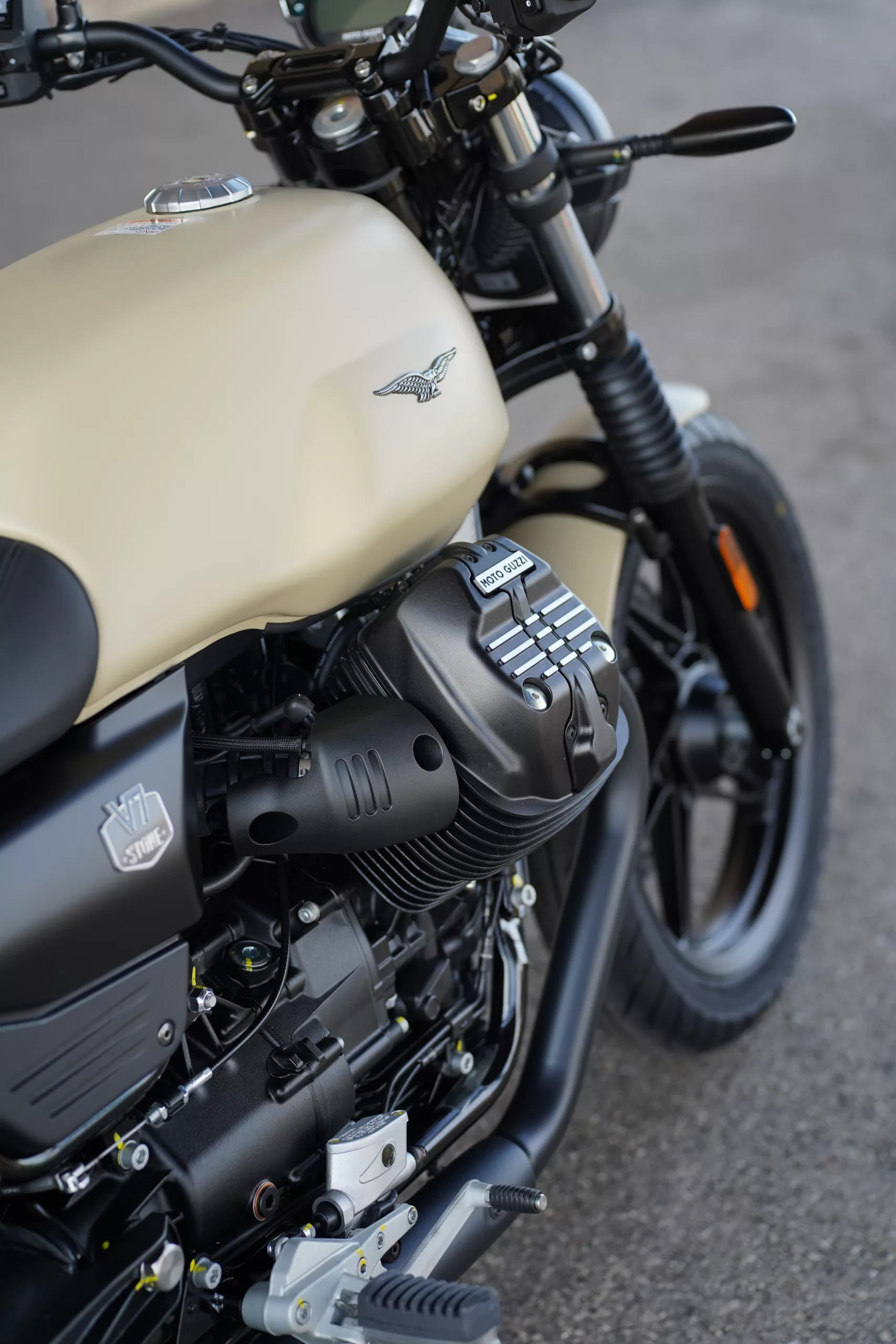 2027 Moto Guzzi V7 Stone - Sabbia Camo - Image 54