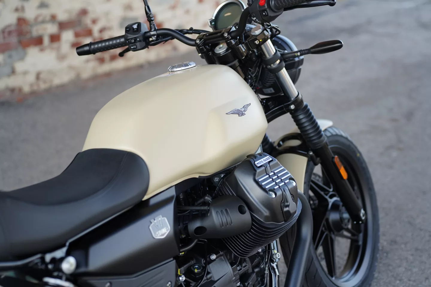 DSC00492 2027 Moto Guzzi V7 Stone - Sabbia Camo