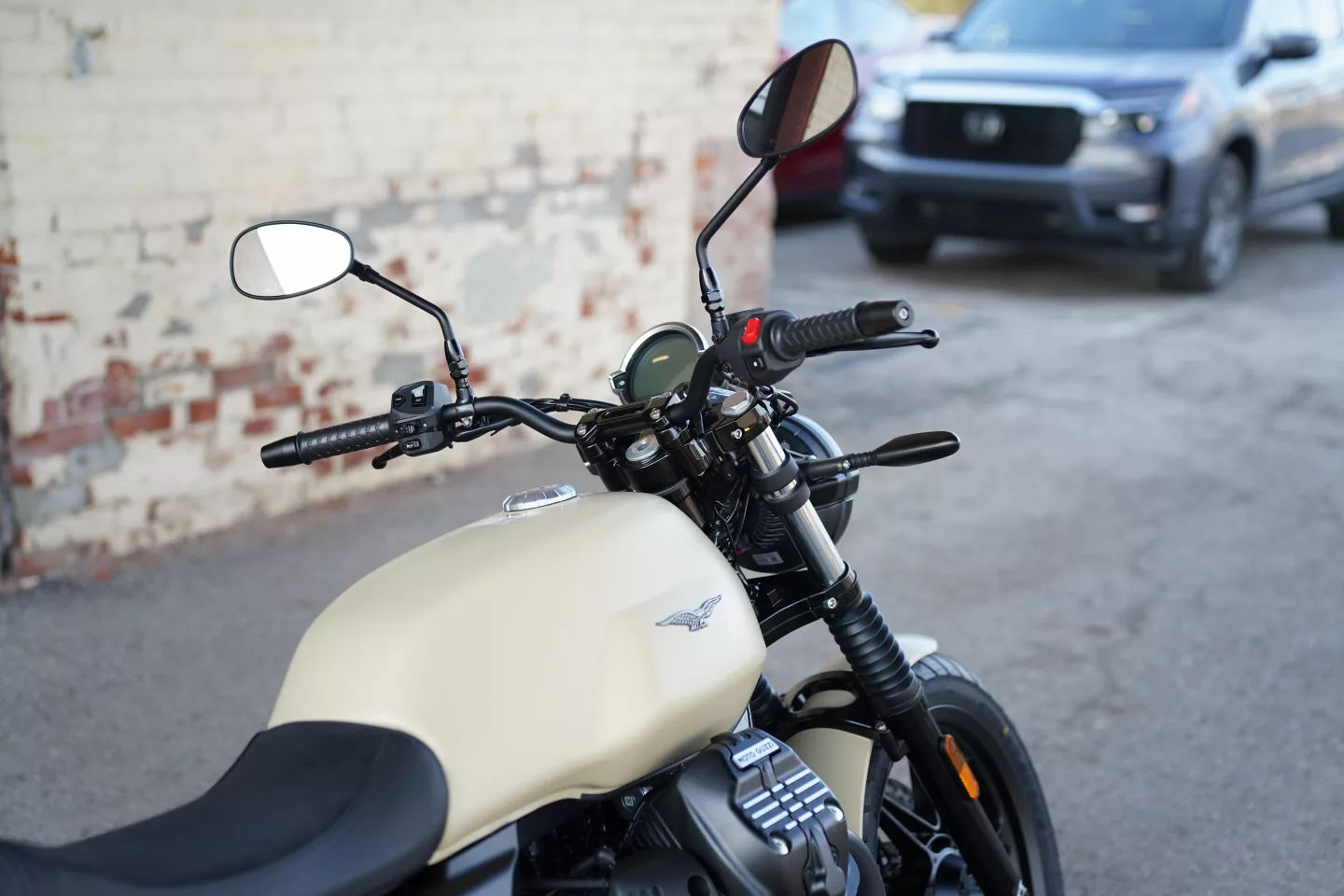 DSC00493 2027 Moto Guzzi V7 Stone - Sabbia Camo