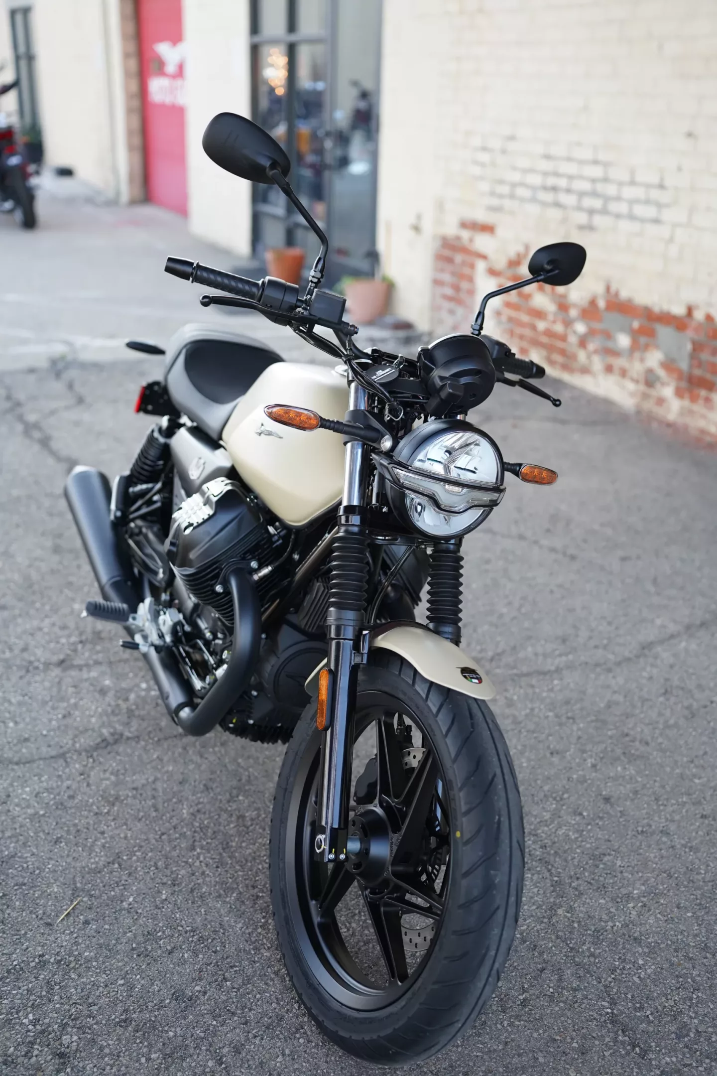 DSC00496 2027 Moto Guzzi V7 Stone - Sabbia Camo
