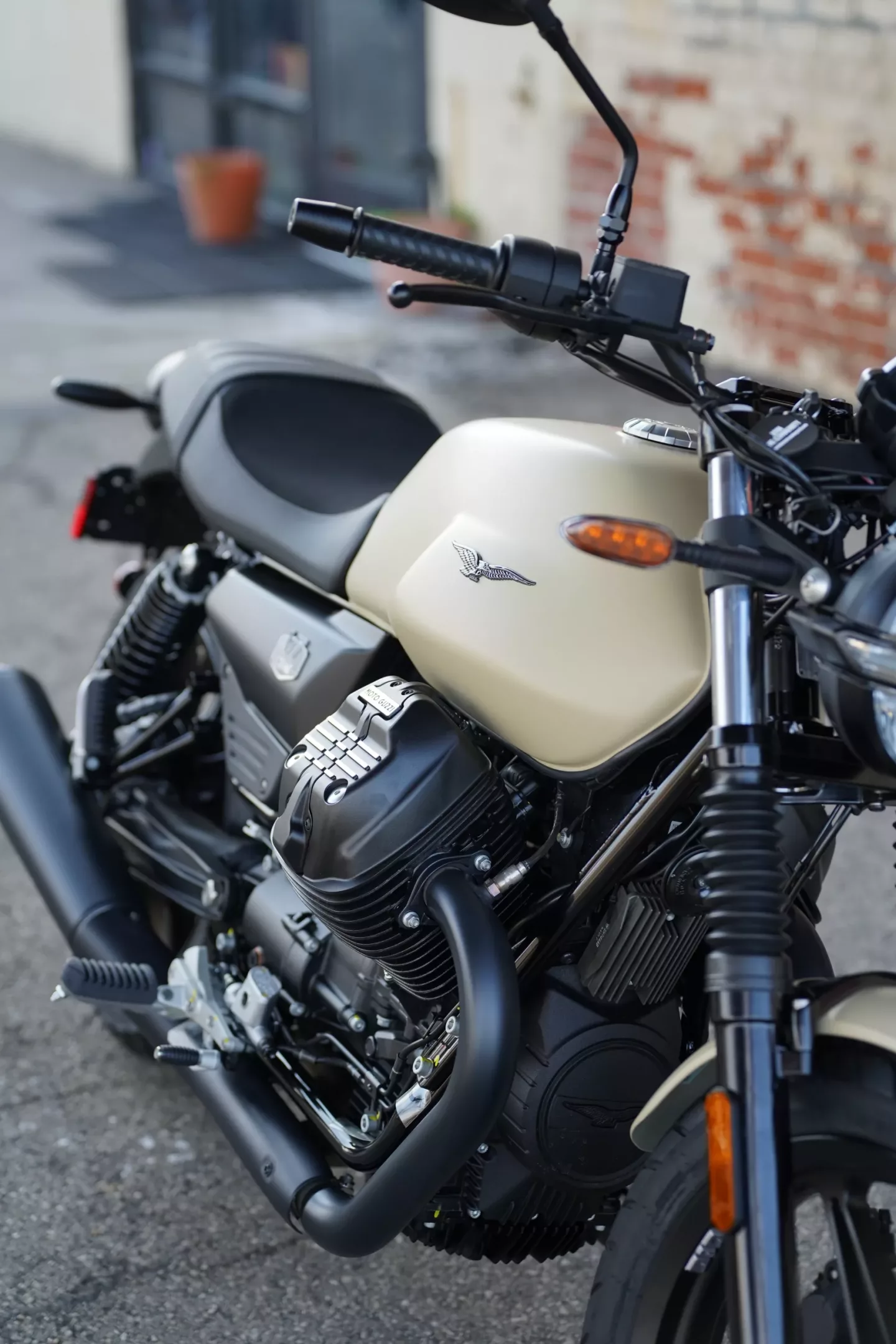 DSC00497 2027 Moto Guzzi V7 Stone - Sabbia Camo
