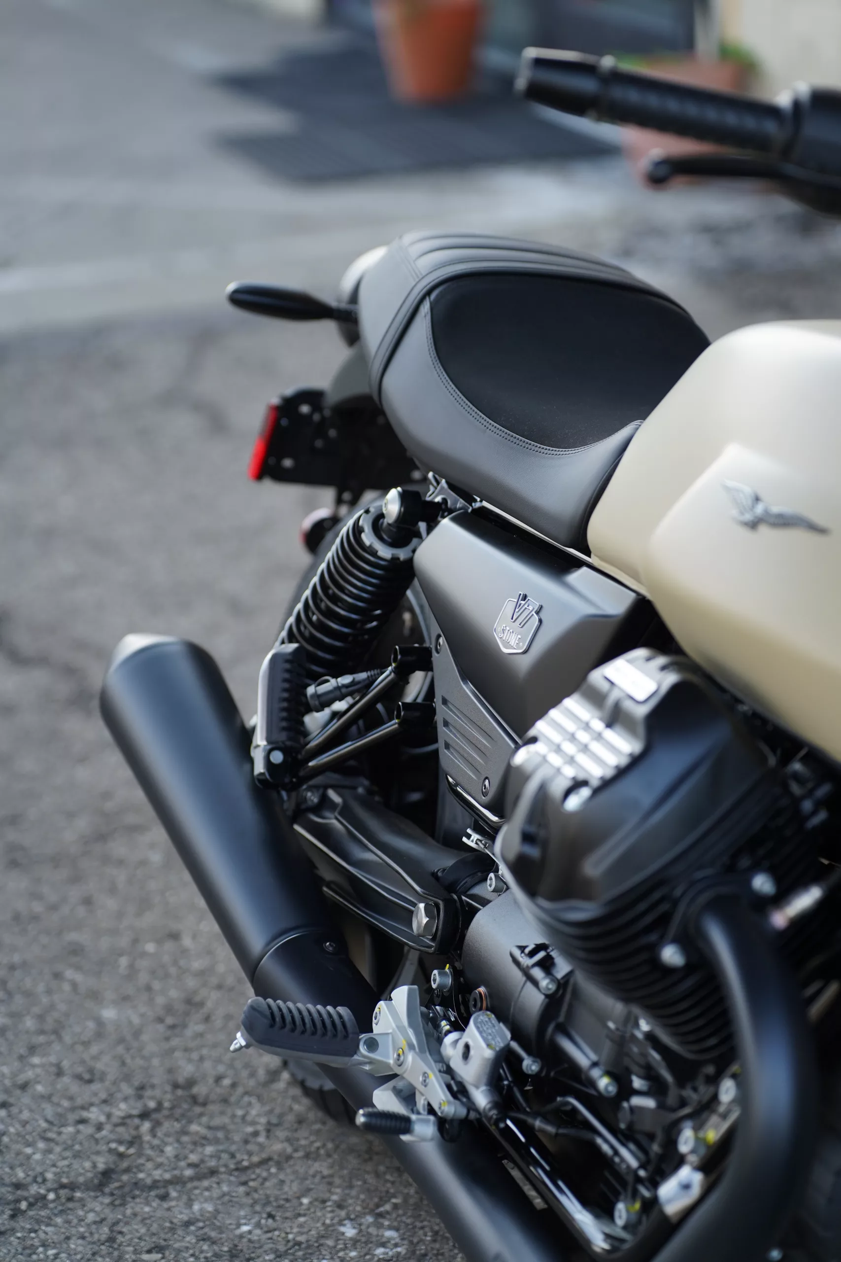 2027 Moto Guzzi V7 Stone - Sabbia Camo - Image 61