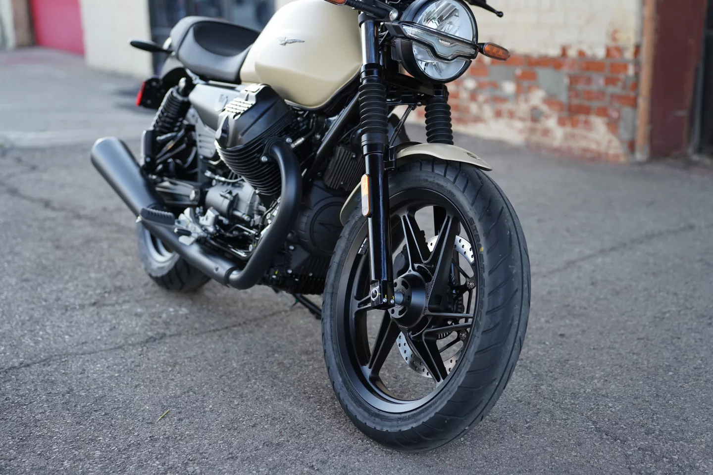 DSC00501 2027 Moto Guzzi V7 Stone - Sabbia Camo