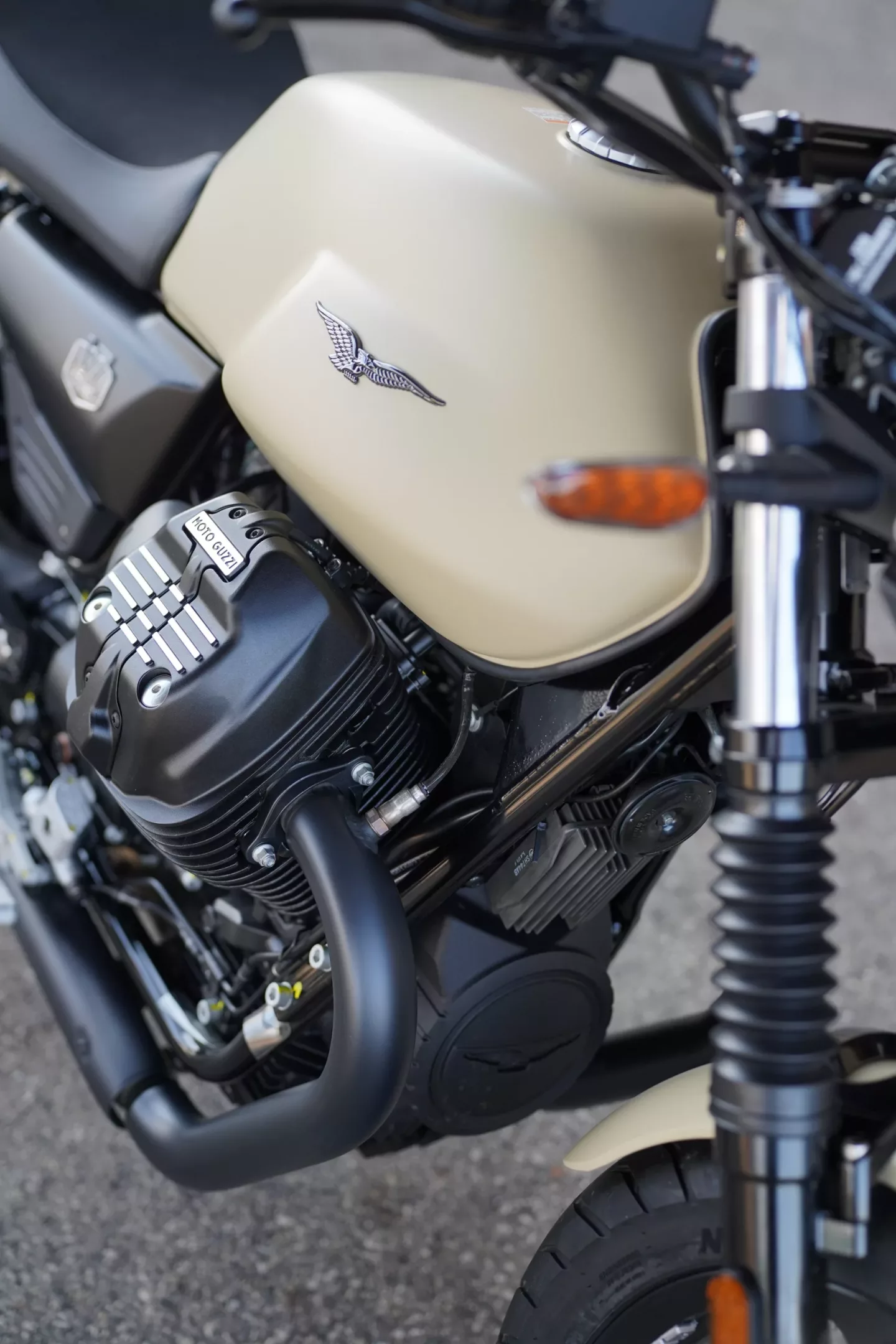DSC00502 2027 Moto Guzzi V7 Stone - Sabbia Camo