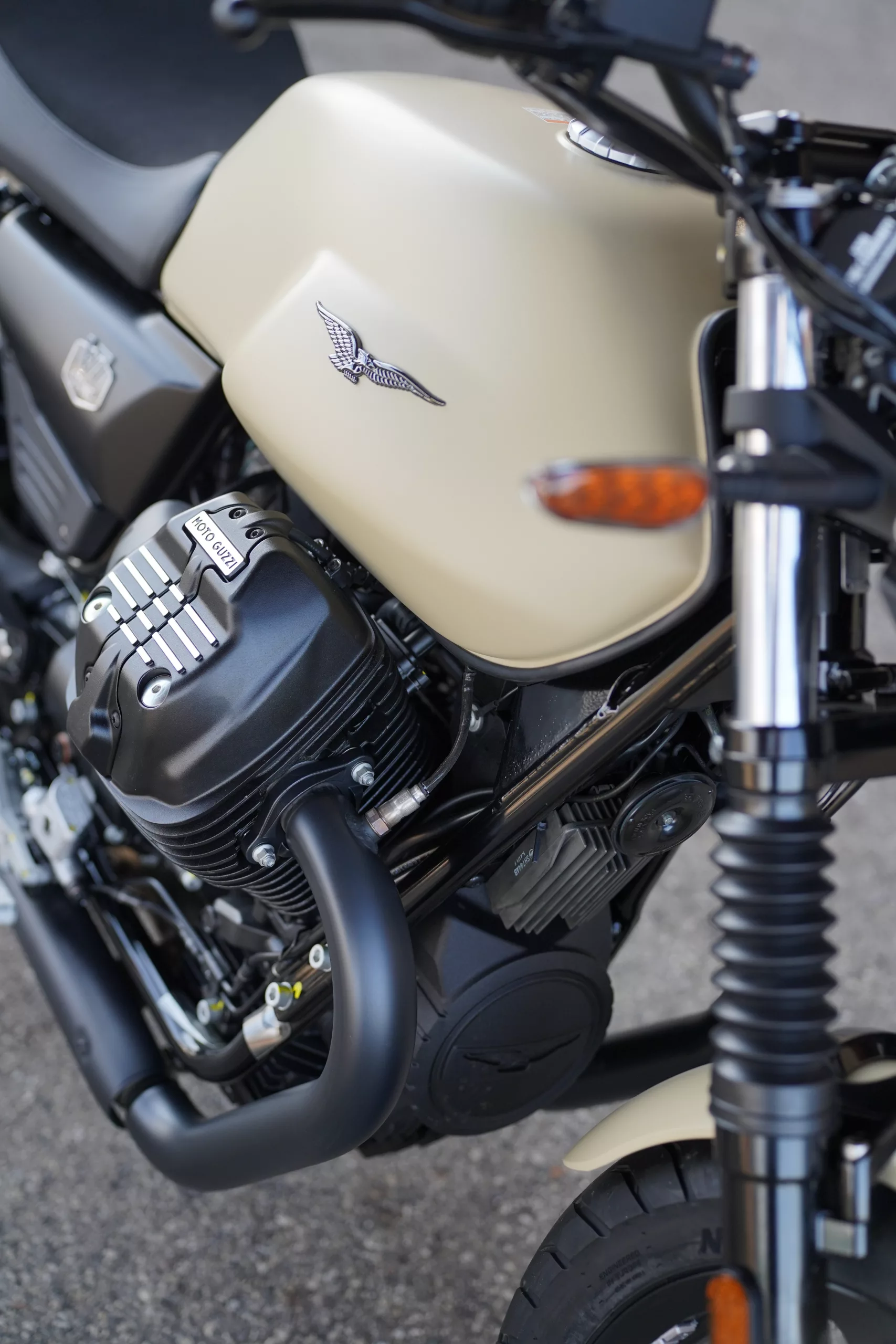 2027 Moto Guzzi V7 Stone - Sabbia Camo - Image 4