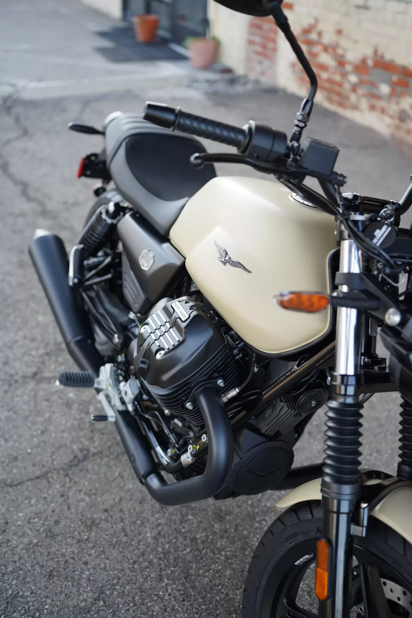 DSC00503 2027 Moto Guzzi V7 Stone - Sabbia Camo