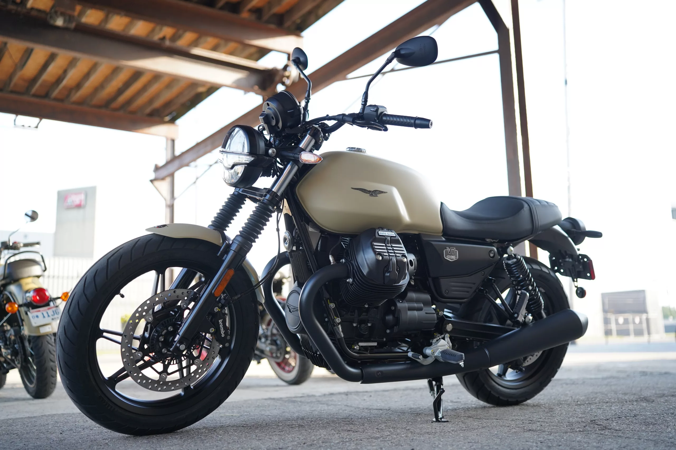 2027 Moto Guzzi V7 Stone - Sabbia Camo - Image 10