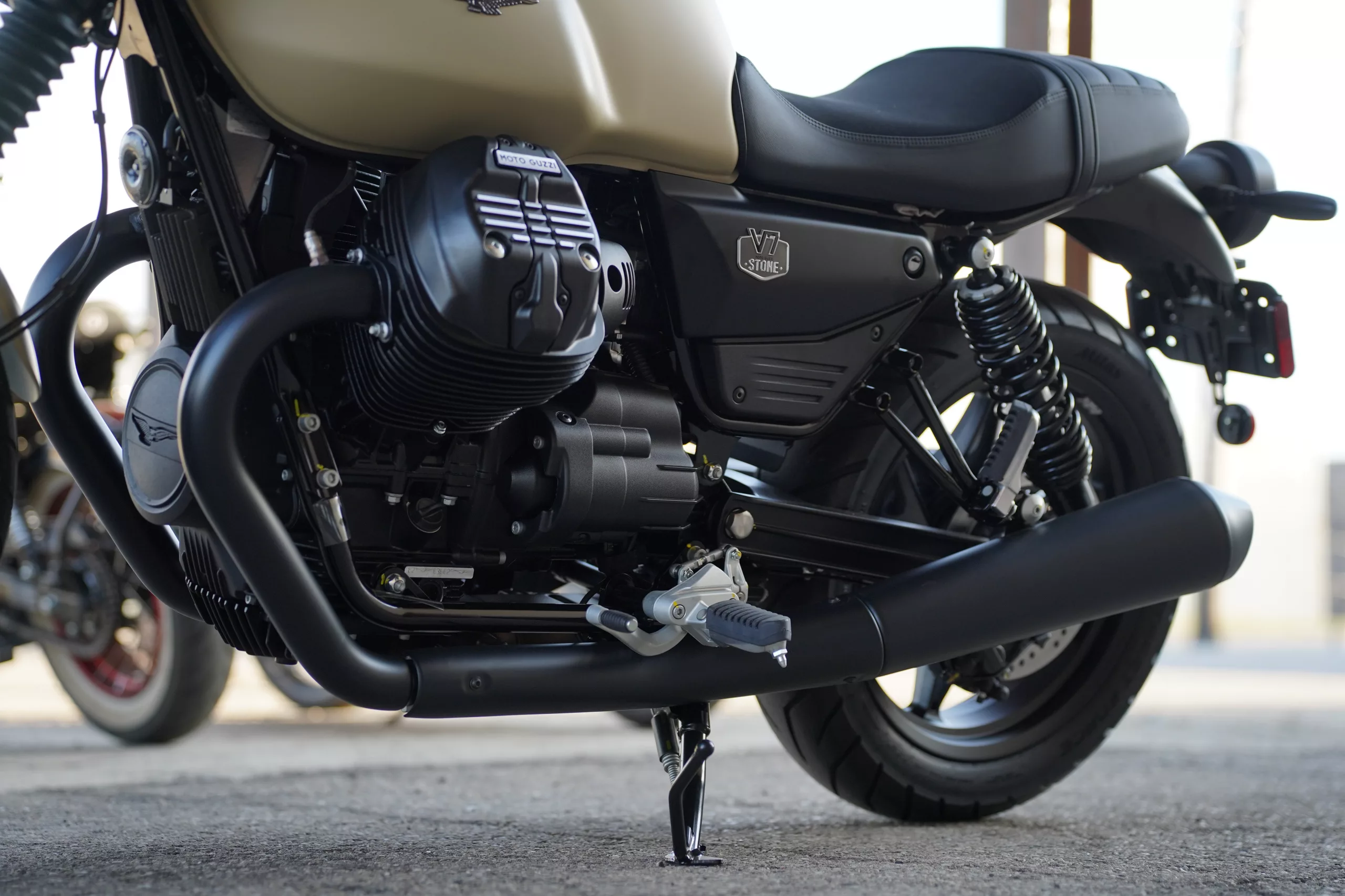 2027 Moto Guzzi V7 Stone - Sabbia Camo - Image 11