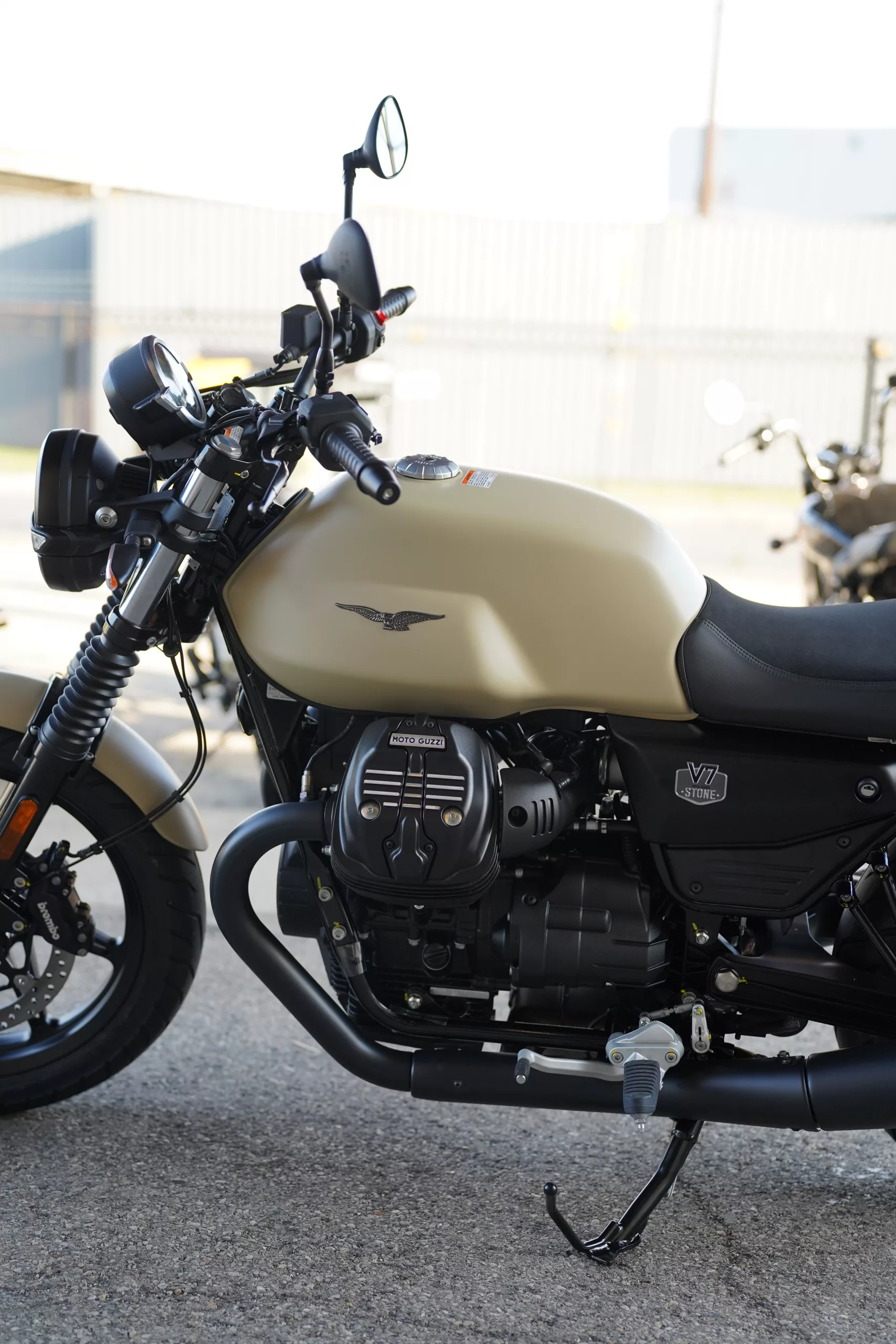 2027 Moto Guzzi V7 Stone - Sabbia Camo - Image 14