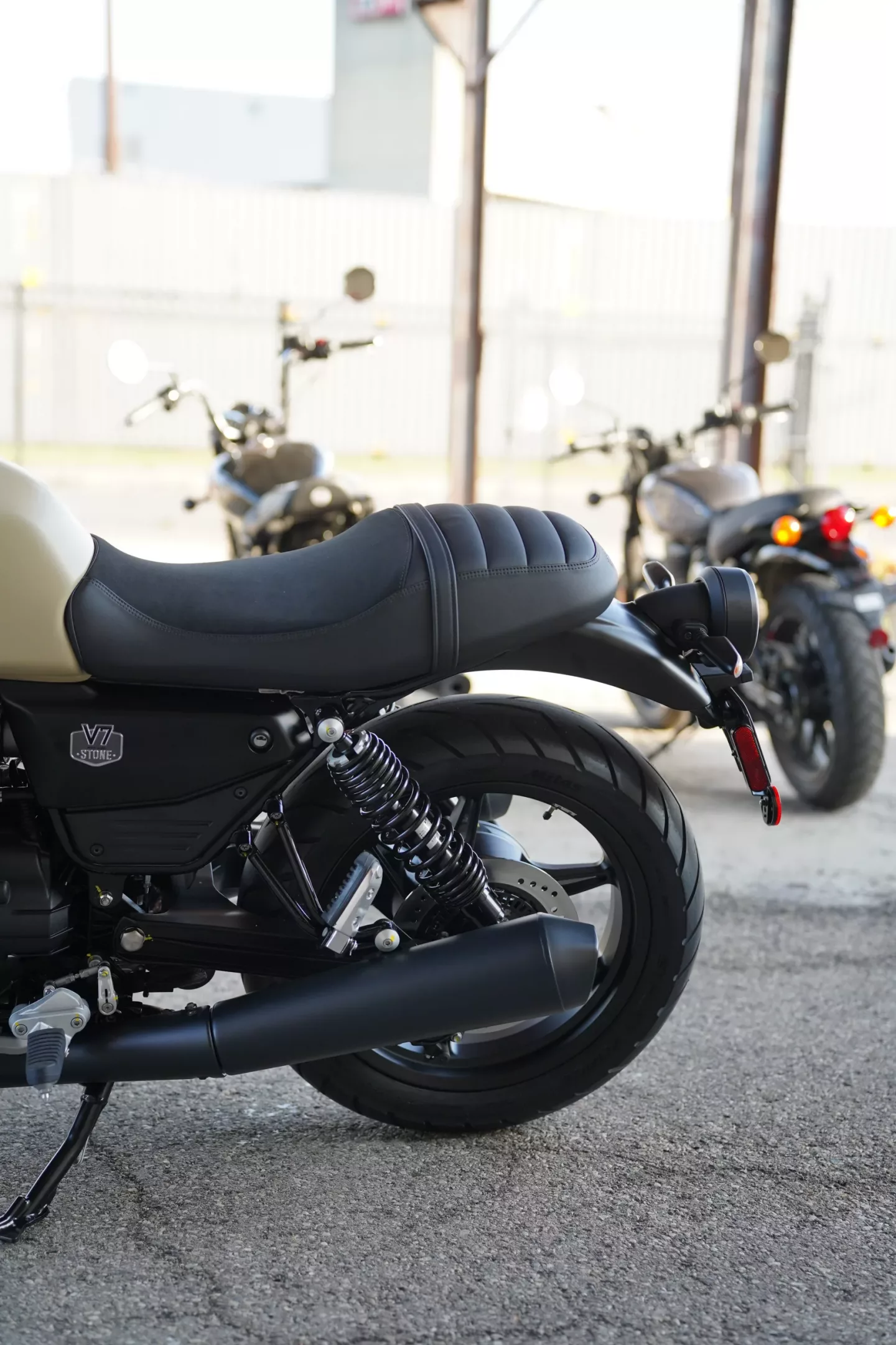 DSC00513 2027 Moto Guzzi V7 Stone - Sabbia Camo