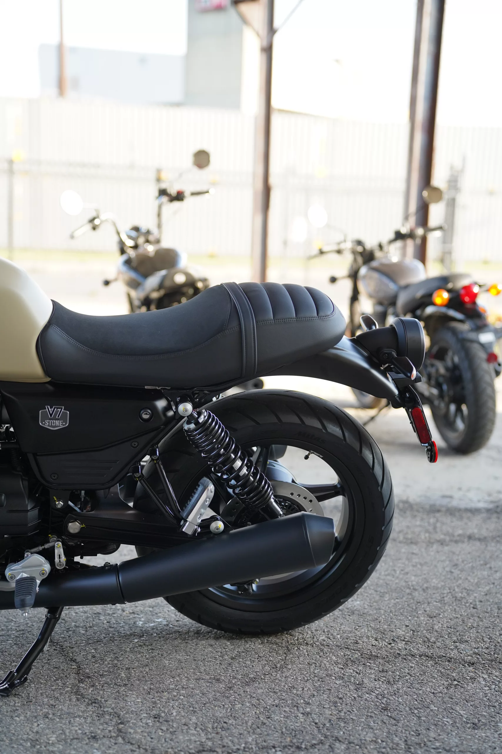 2027 Moto Guzzi V7 Stone - Sabbia Camo - Image 15