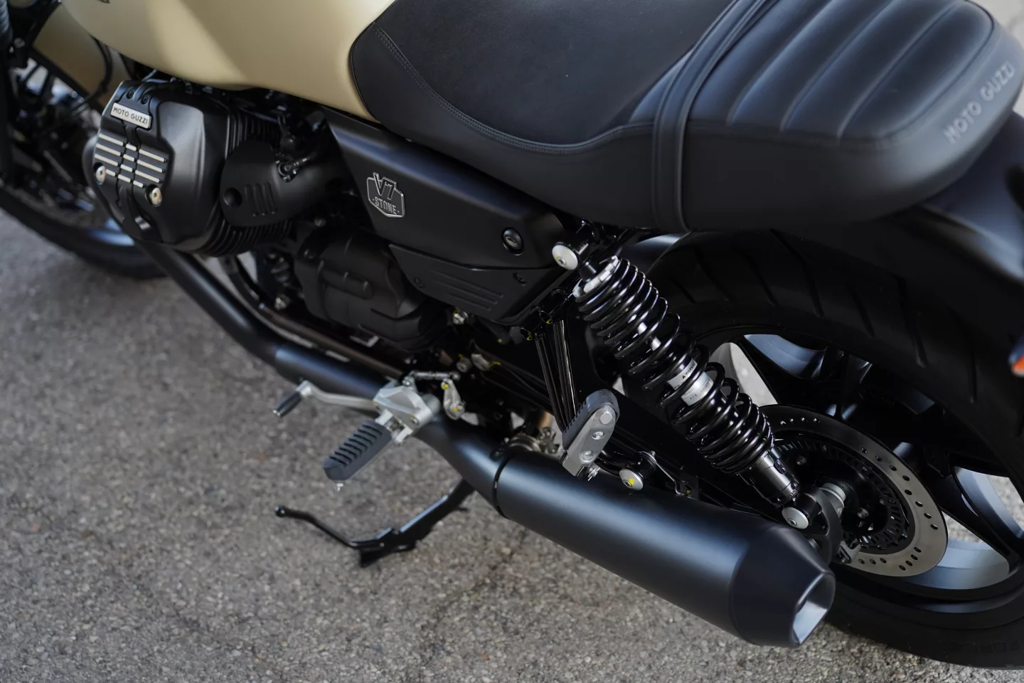 DSC00516 2027 Moto Guzzi V7 Stone - Sabbia Camo