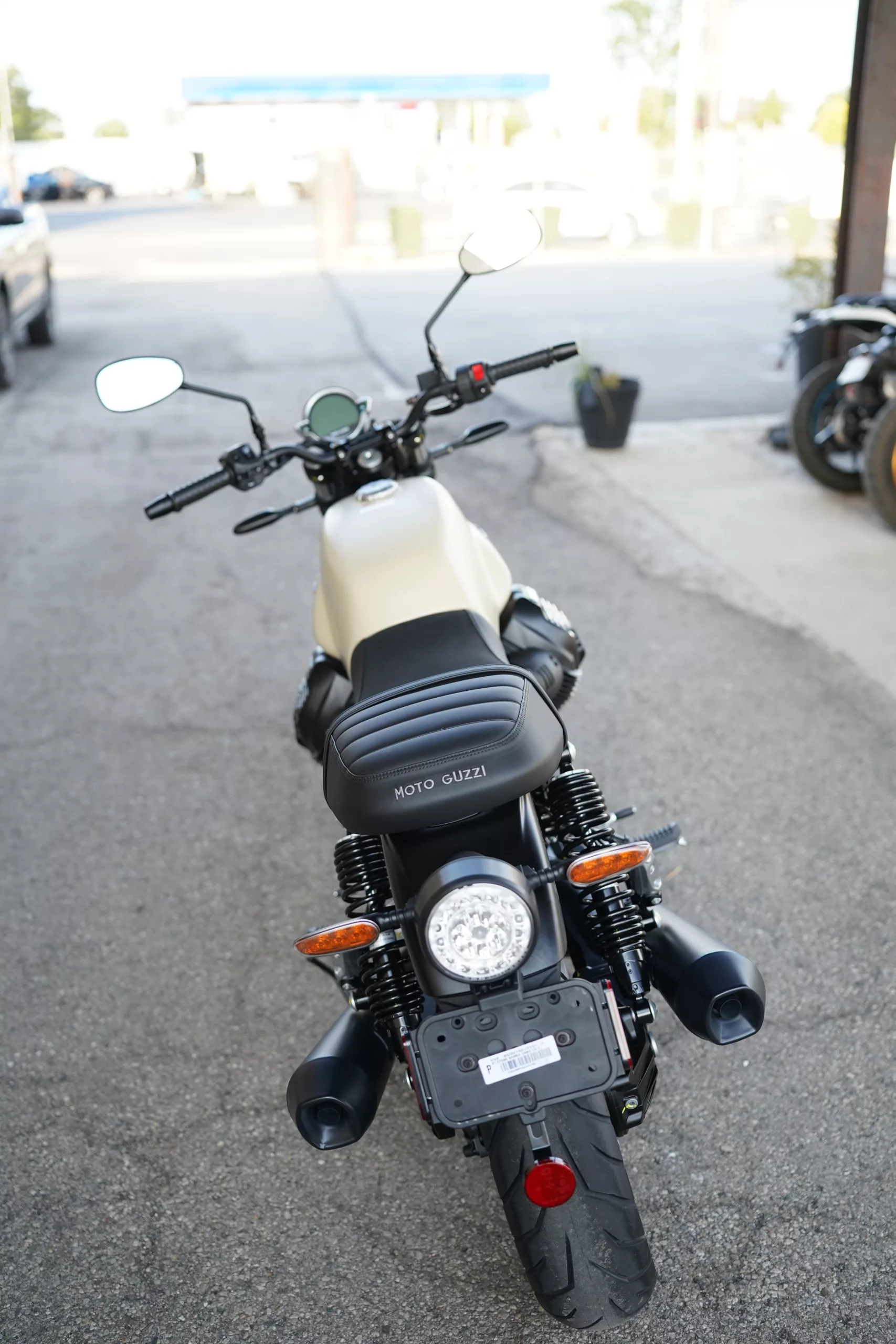 2027 Moto Guzzi V7 Stone - Sabbia Camo - Image 20