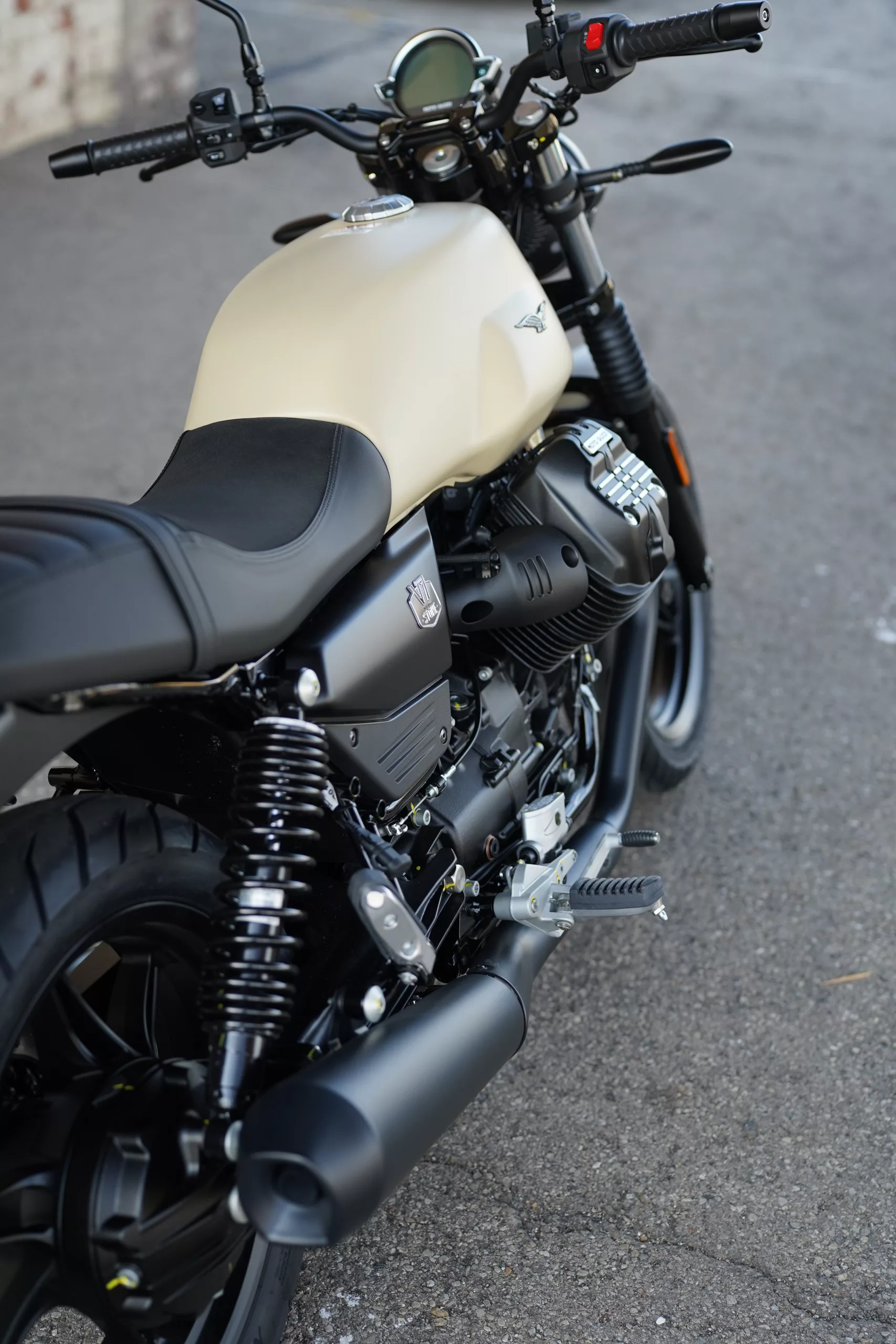 2027 Moto Guzzi V7 Stone - Sabbia Camo - Image 24