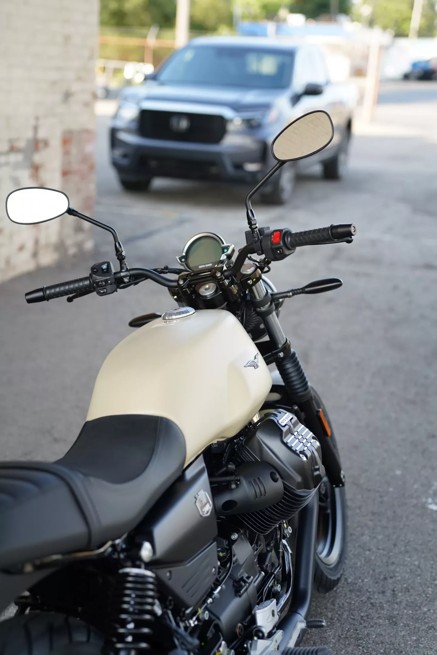 DSC00523 2027 Moto Guzzi V7 Stone - Sabbia Camo
