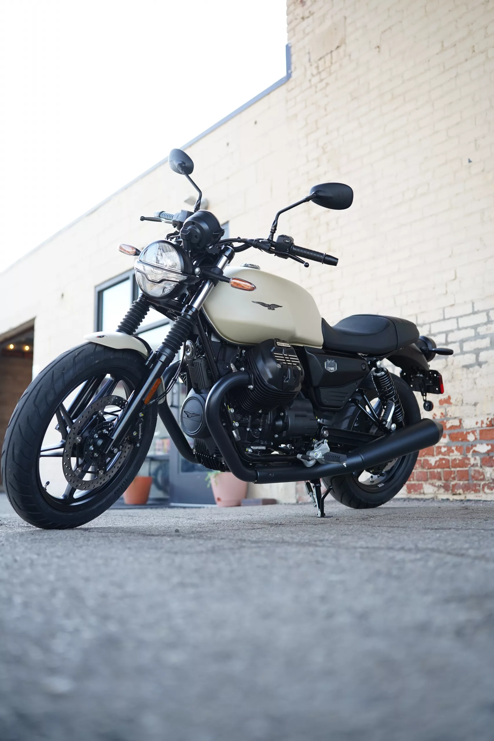 2027 Moto Guzzi V7 Stone - Sabbia Camo - Image 27