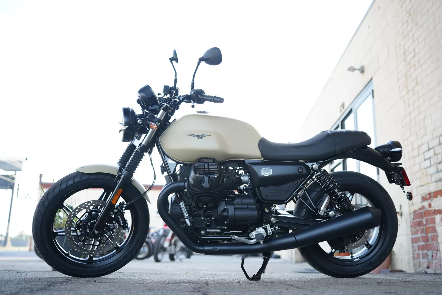 DSC00527 2027 Moto Guzzi V7 Stone - Sabbia Camo