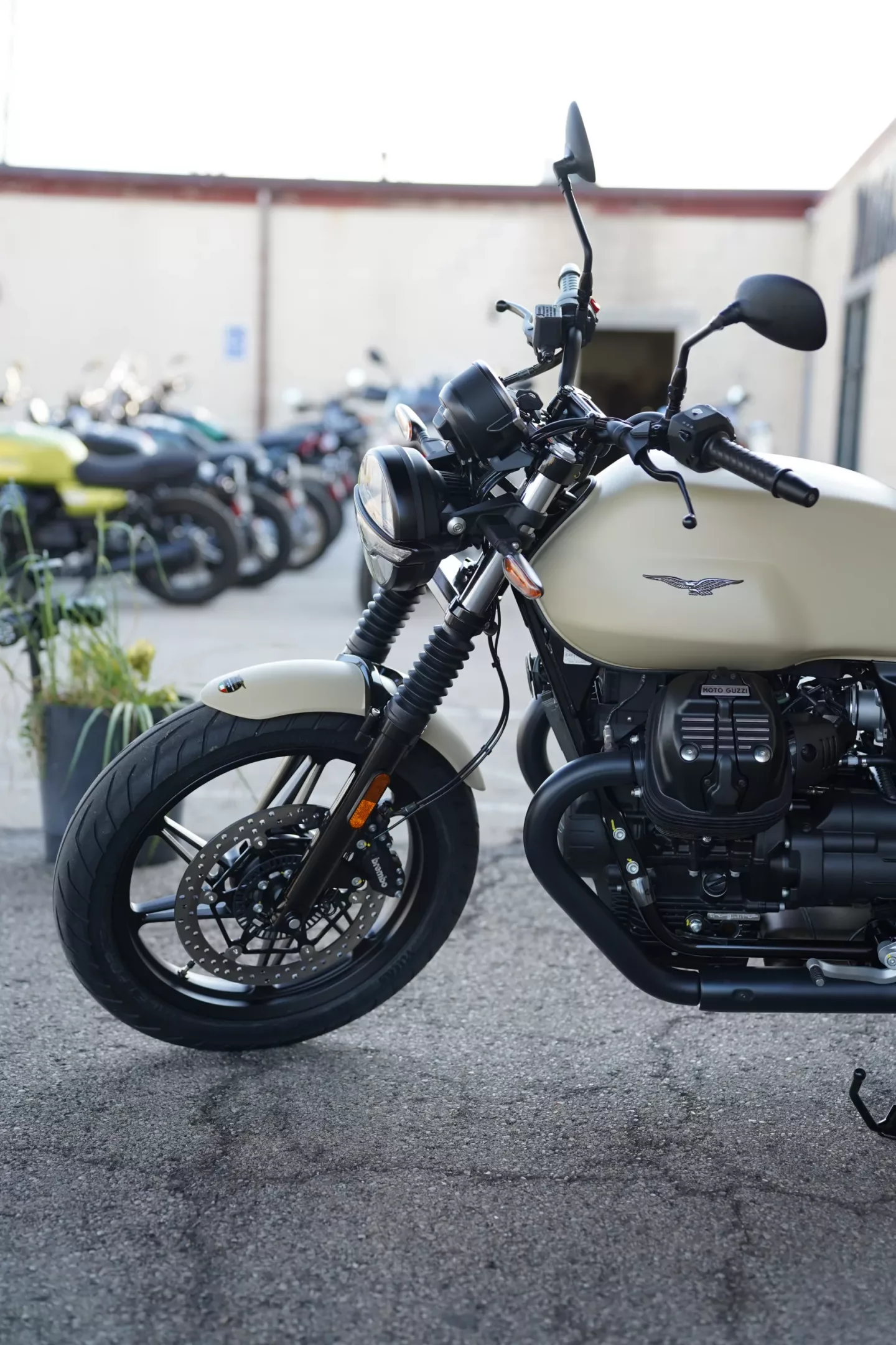 DSC00529 2027 Moto Guzzi V7 Stone - Sabbia Camo