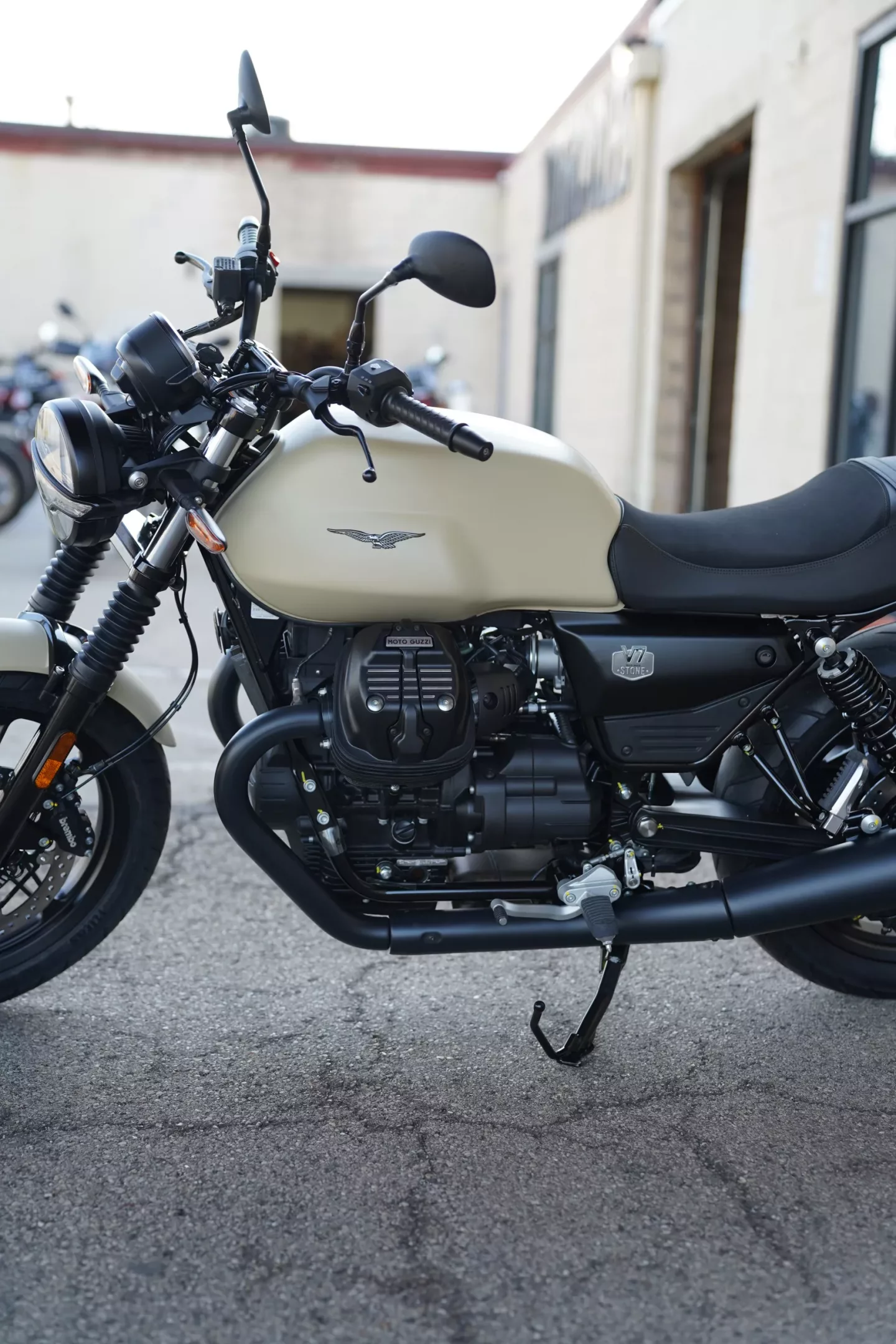 DSC00530 2027 Moto Guzzi V7 Stone - Sabbia Camo