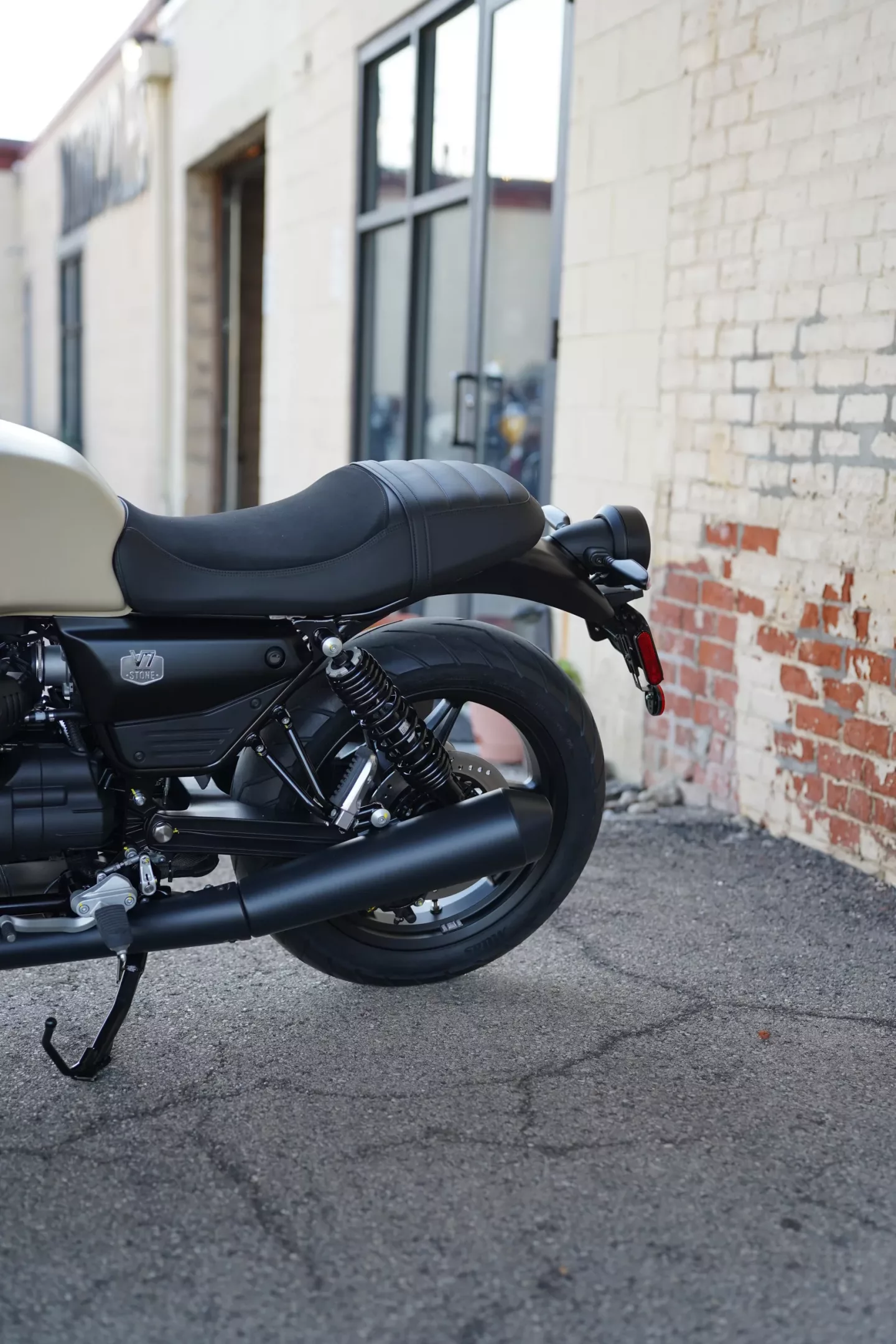 DSC00531 2027 Moto Guzzi V7 Stone - Sabbia Camo