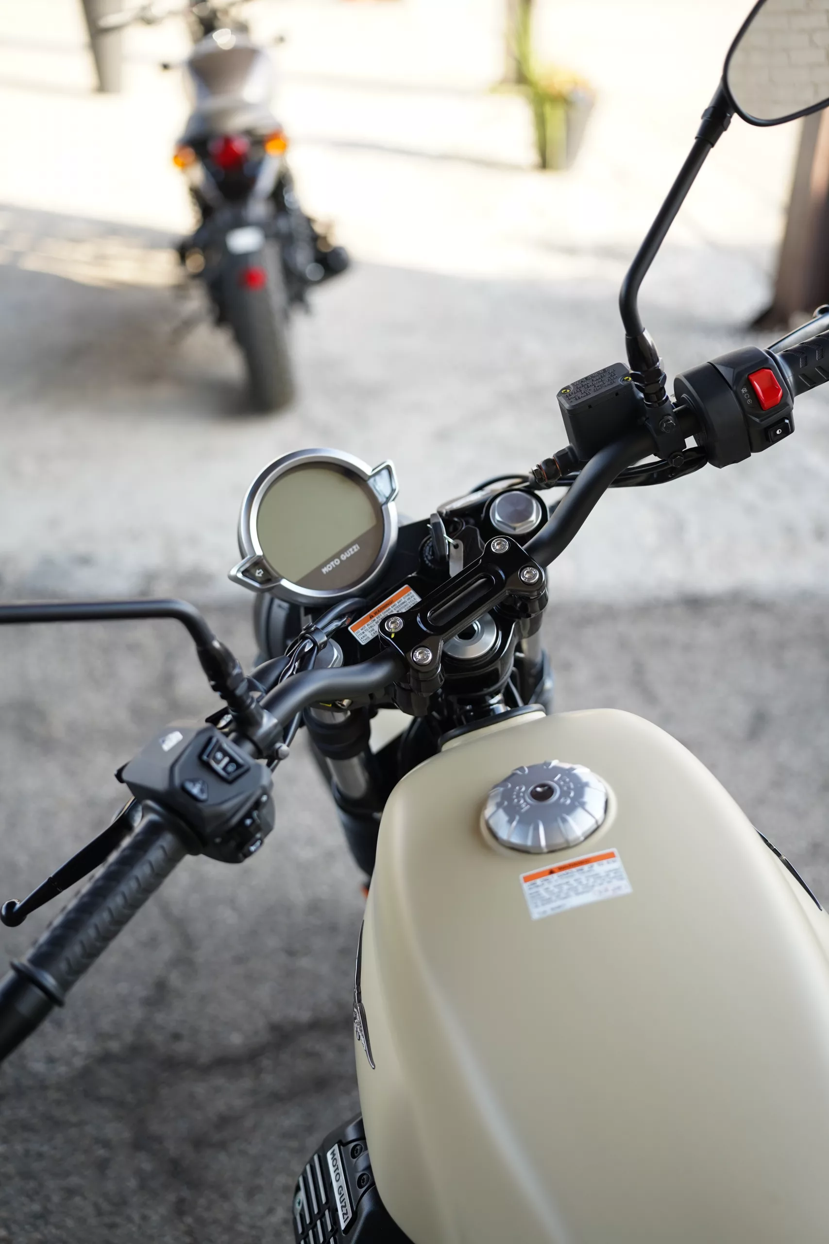 2027 Moto Guzzi V7 Stone - Sabbia Camo - Image 39