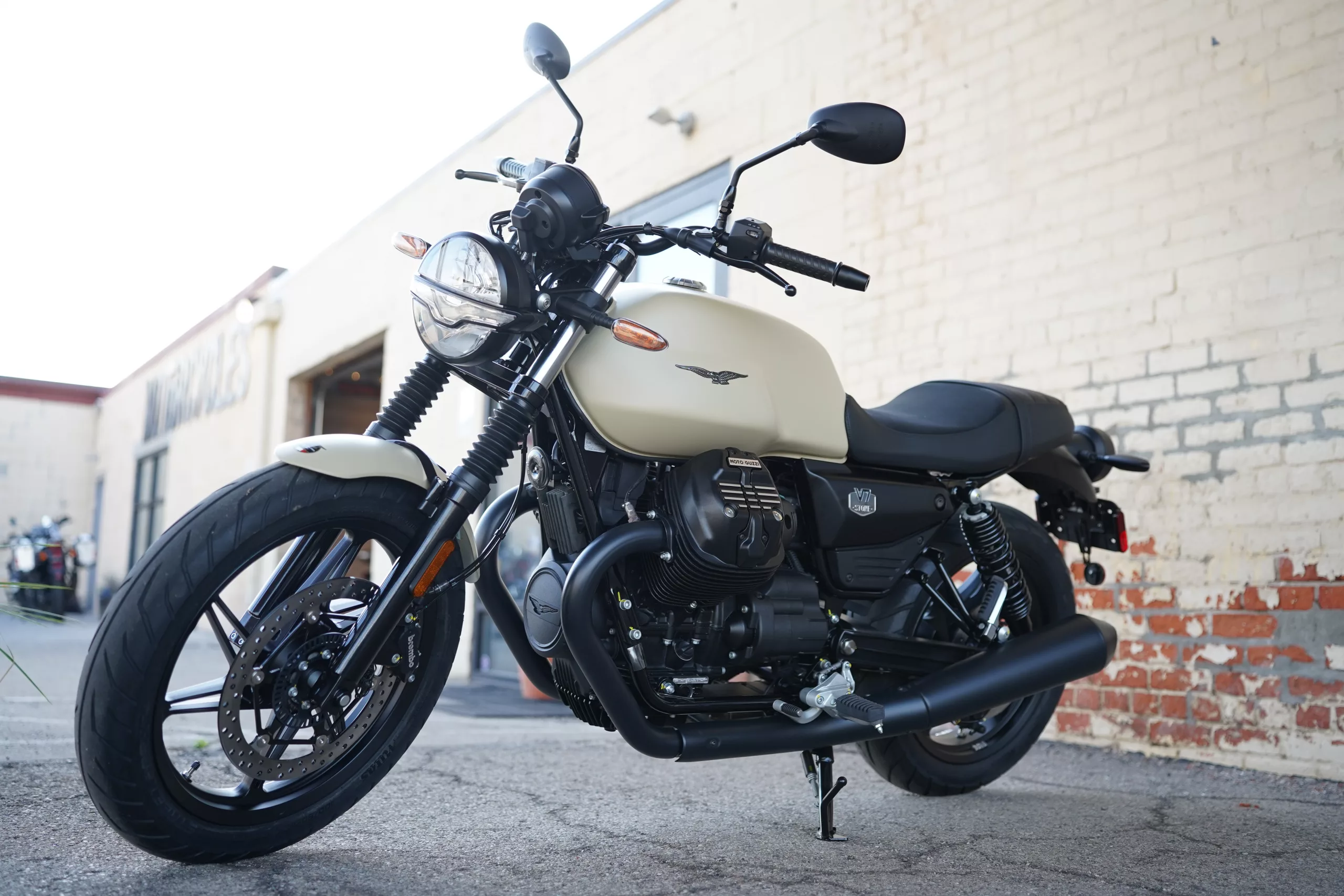 2027 Moto Guzzi V7 Stone - Sabbia Camo - Image 45