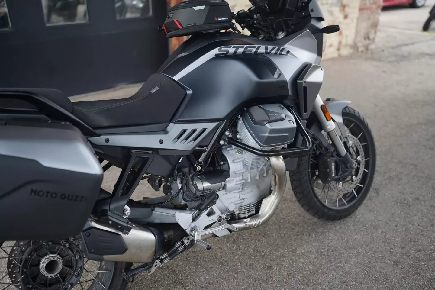 2024 Moto Guzzi Stelvio - Nero Vulcano