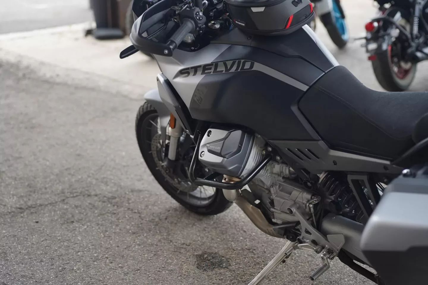 2024 Moto Guzzi Stelvio - Nero Vulcano