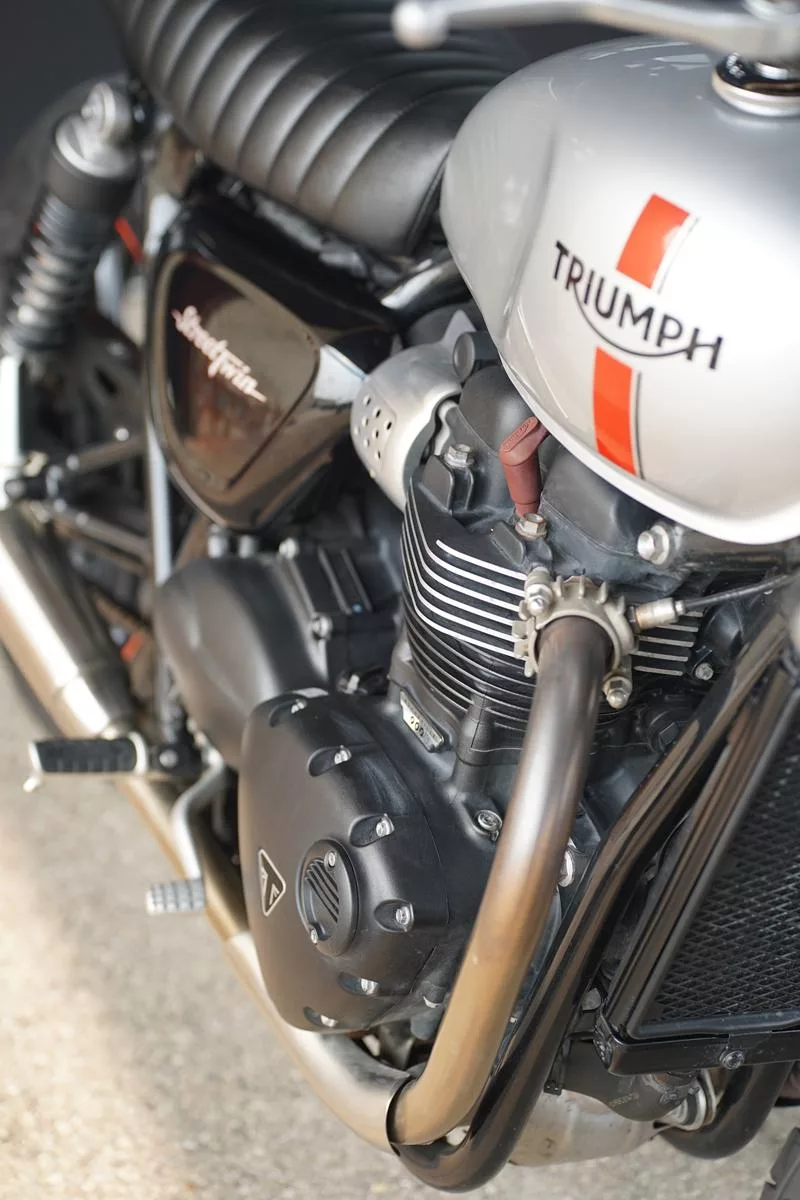 2016 Triumph Street Twin 900 - Image 11