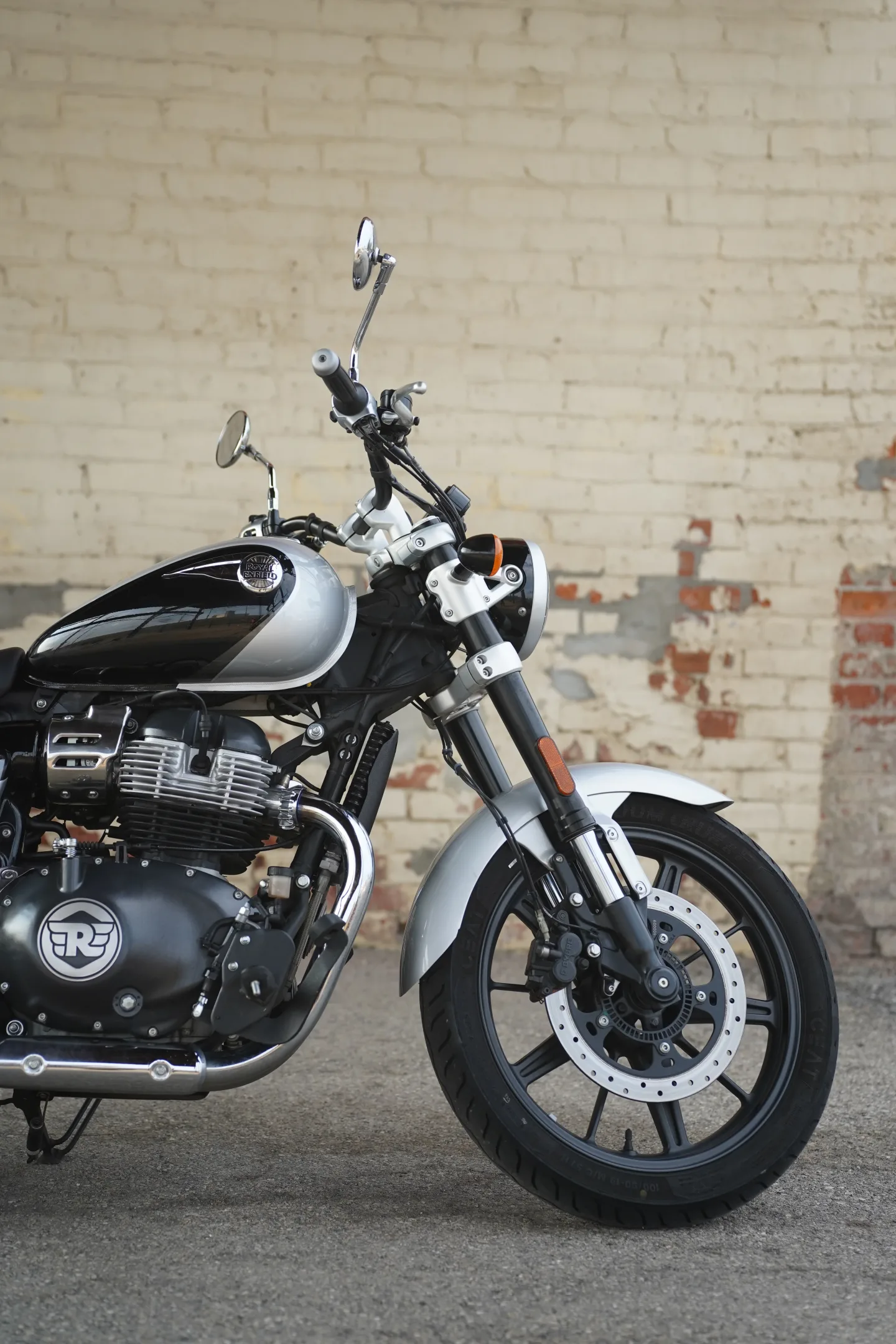 2024 Royal Enfield Super Meteor 650 - Interstellar Gray