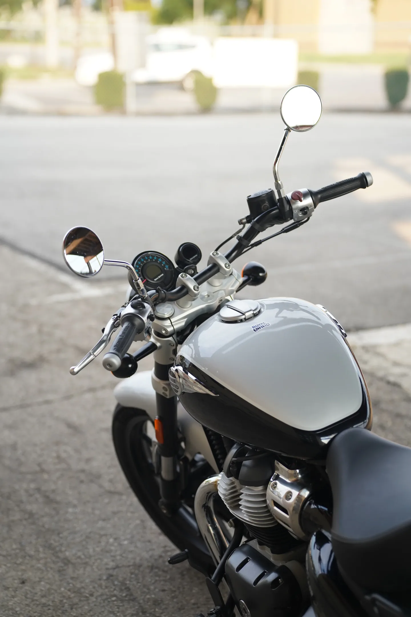 2024 Royal Enfield Super Meteor 650 - Interstellar Gray