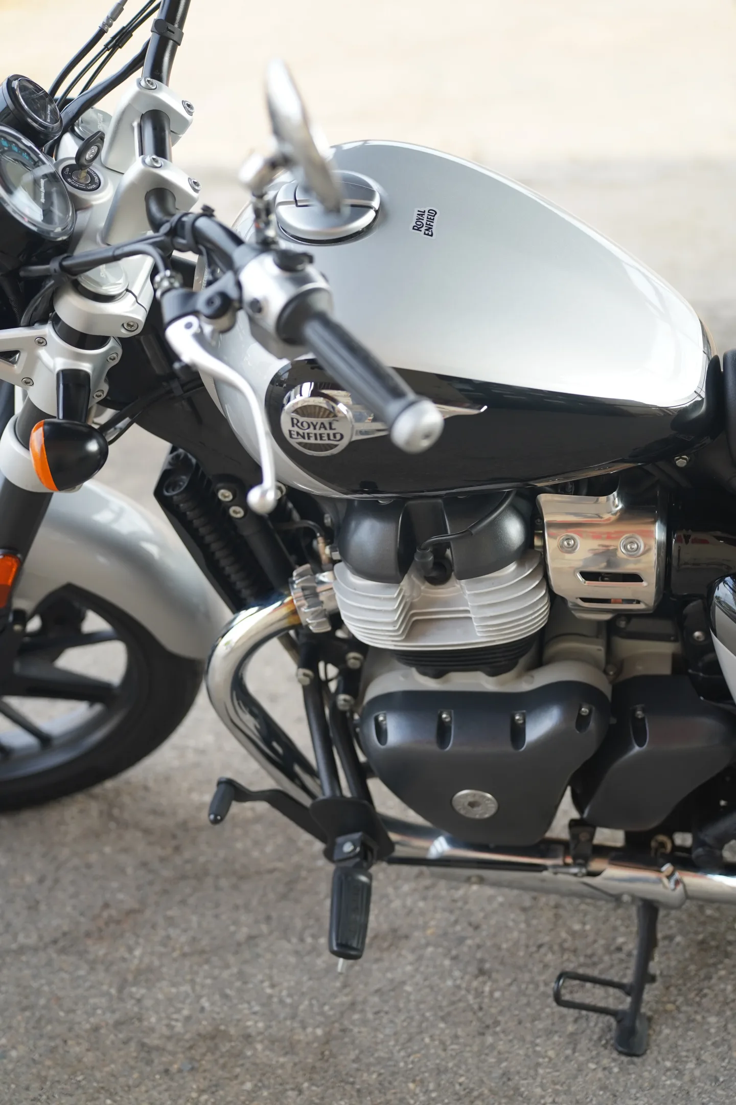 2024 Royal Enfield Super Meteor 650 - Interstellar Gray