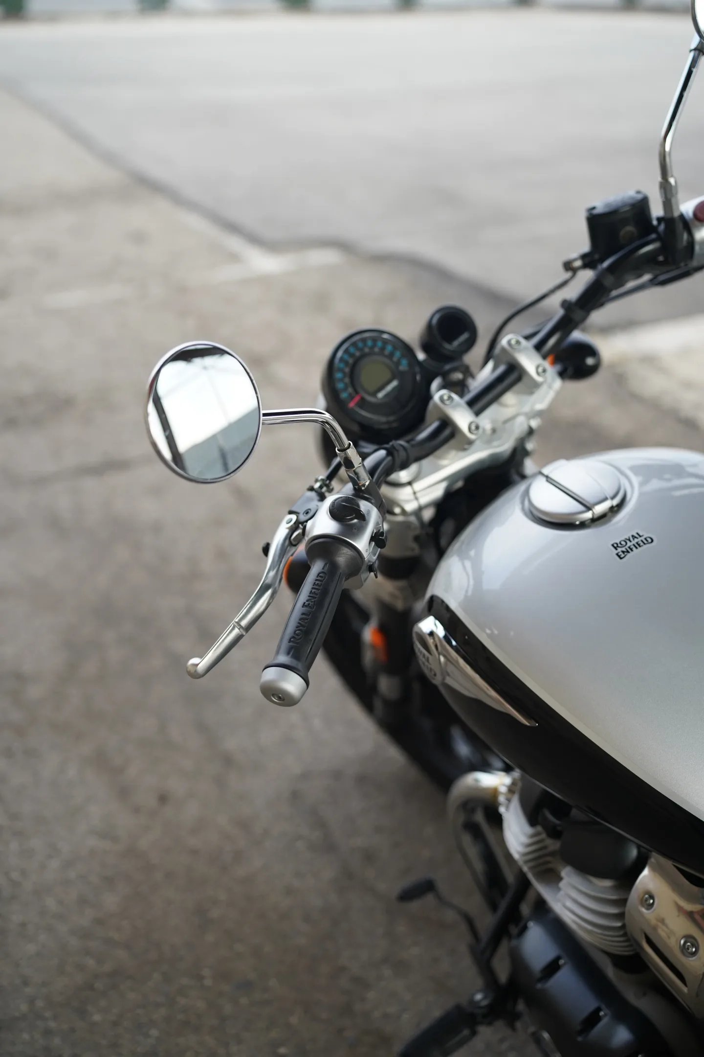2024 Royal Enfield Super Meteor 650 - Interstellar Gray