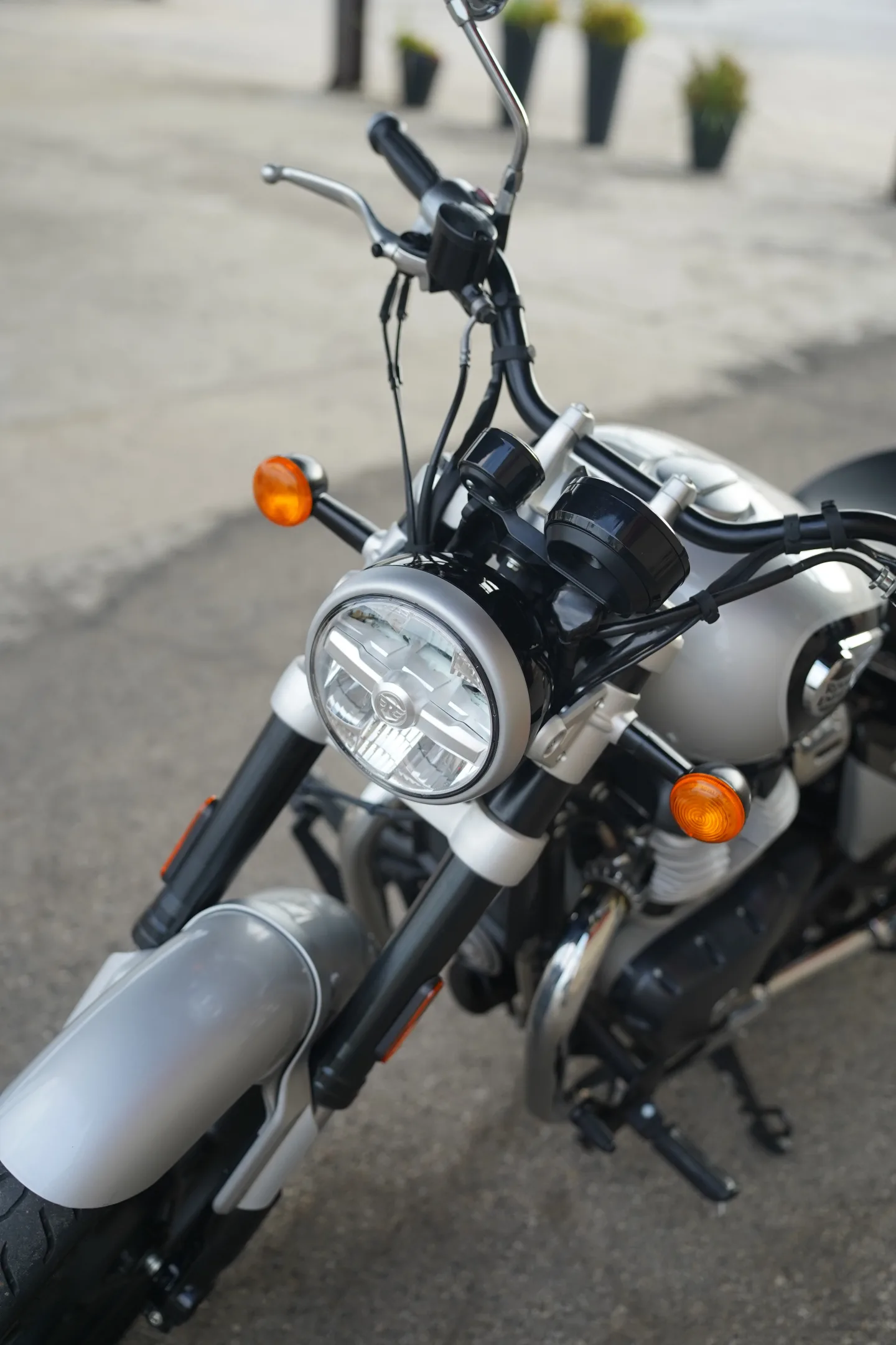 2024 Royal Enfield Super Meteor 650 - Interstellar Gray