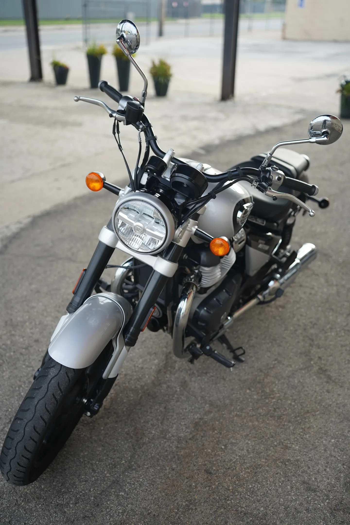 2024 Royal Enfield Super Meteor 650 - Interstellar Gray
