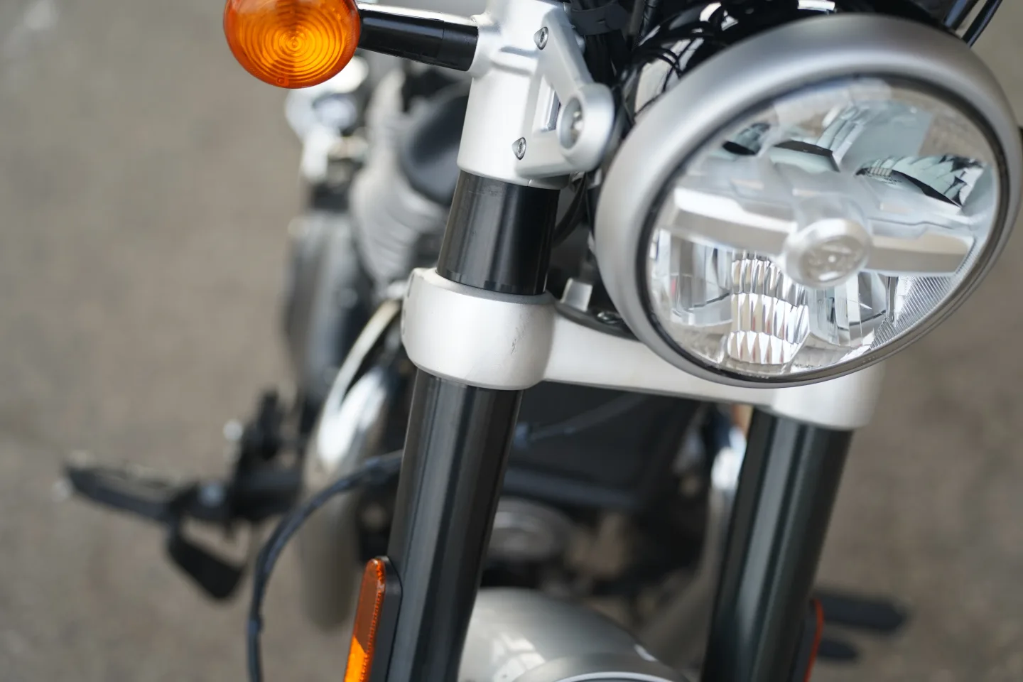 2024 Royal Enfield Super Meteor 650 - Interstellar Gray