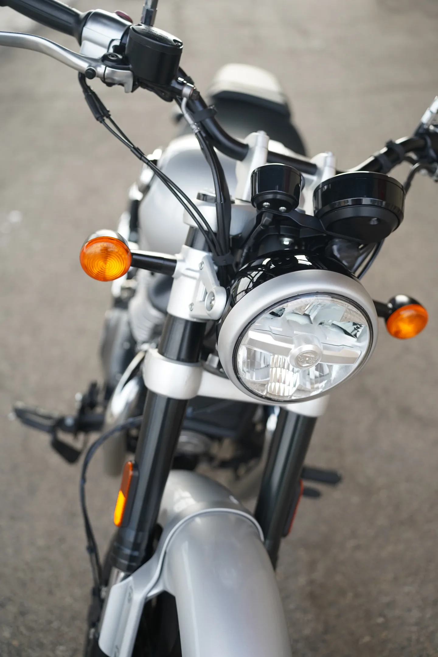 2024 Royal Enfield Super Meteor 650 - Interstellar Gray