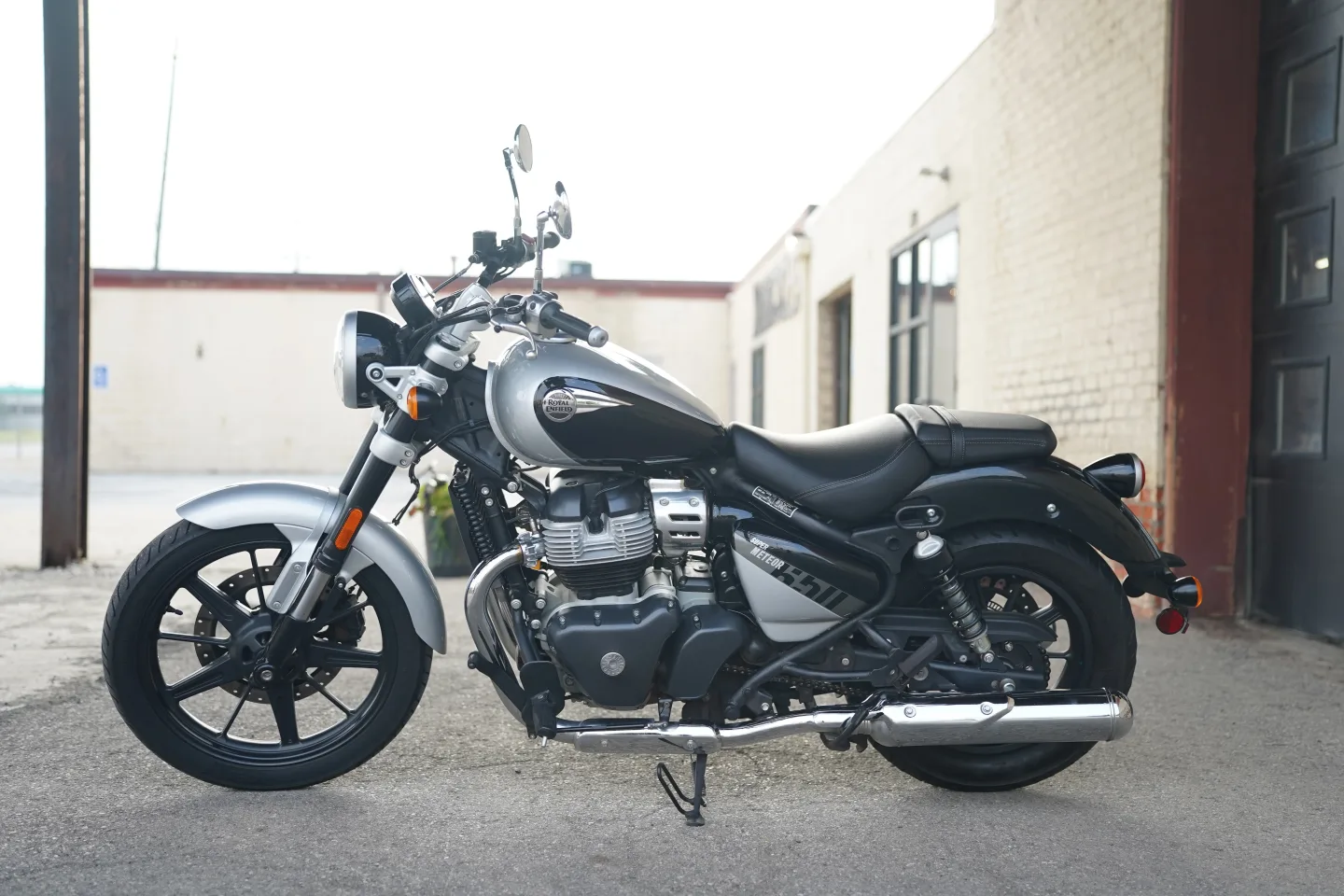 2024 Royal Enfield Super Meteor 650 - Interstellar Gray