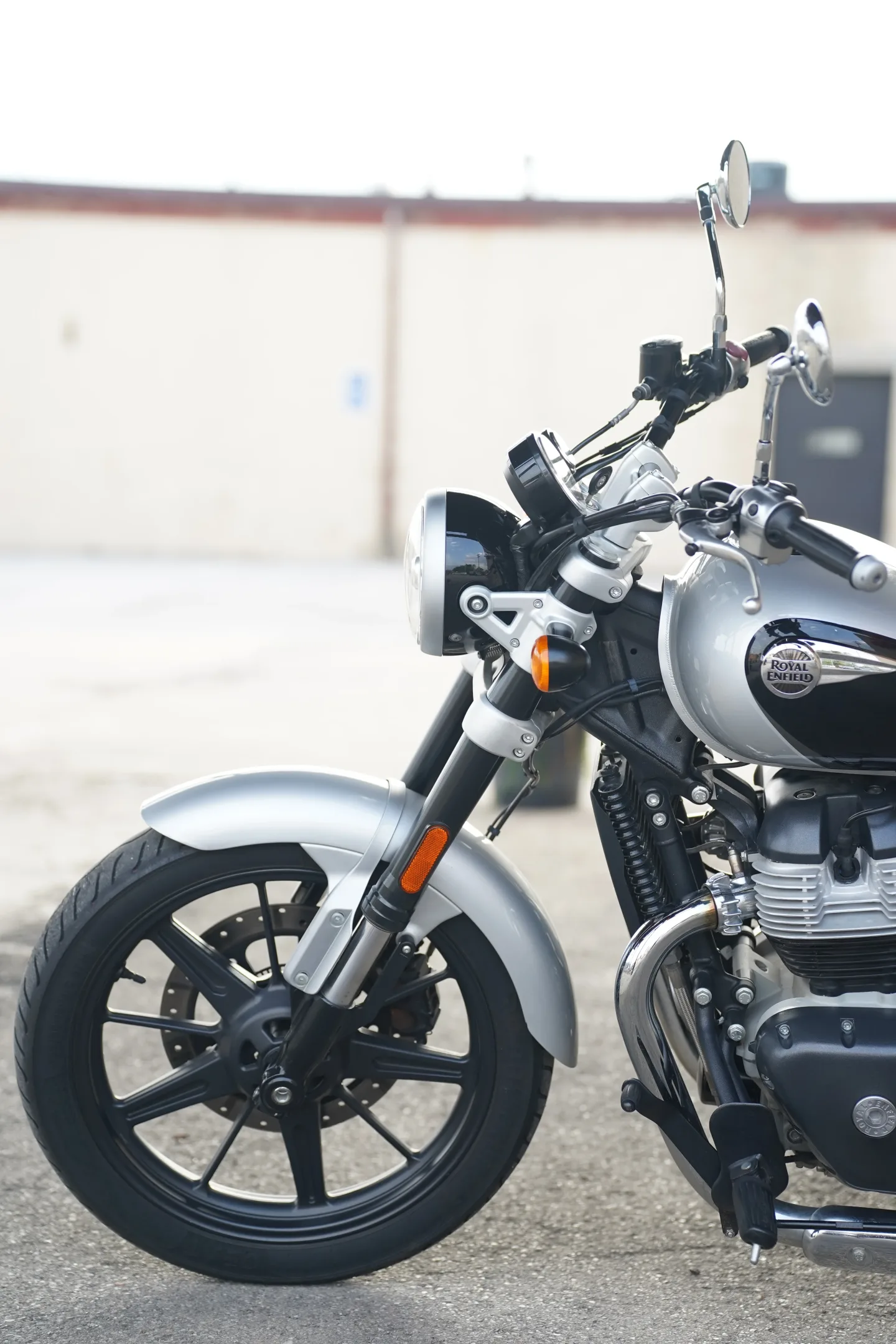 2024 Royal Enfield Super Meteor 650 - Interstellar Gray