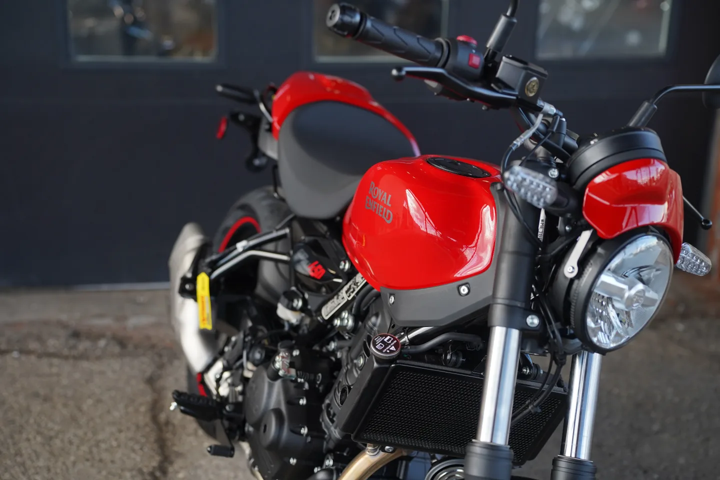 DSC01747 2027 Royal Enfield Guerrilla 450 Apex - Apex Red