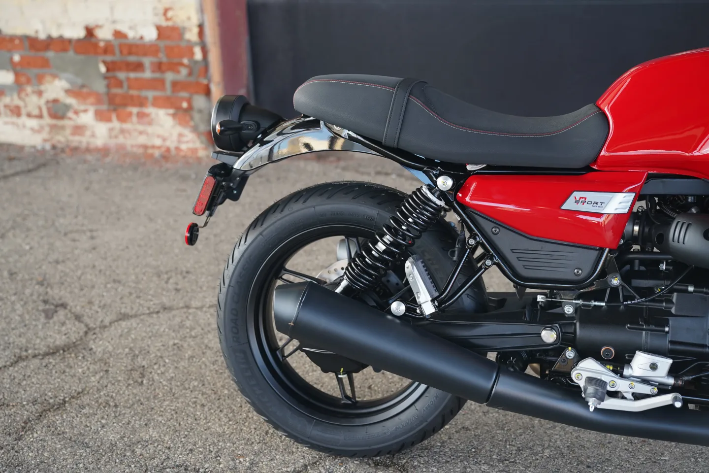 DSC01773 2027 Moto Guzzi V7 Sport - Rosso Monza