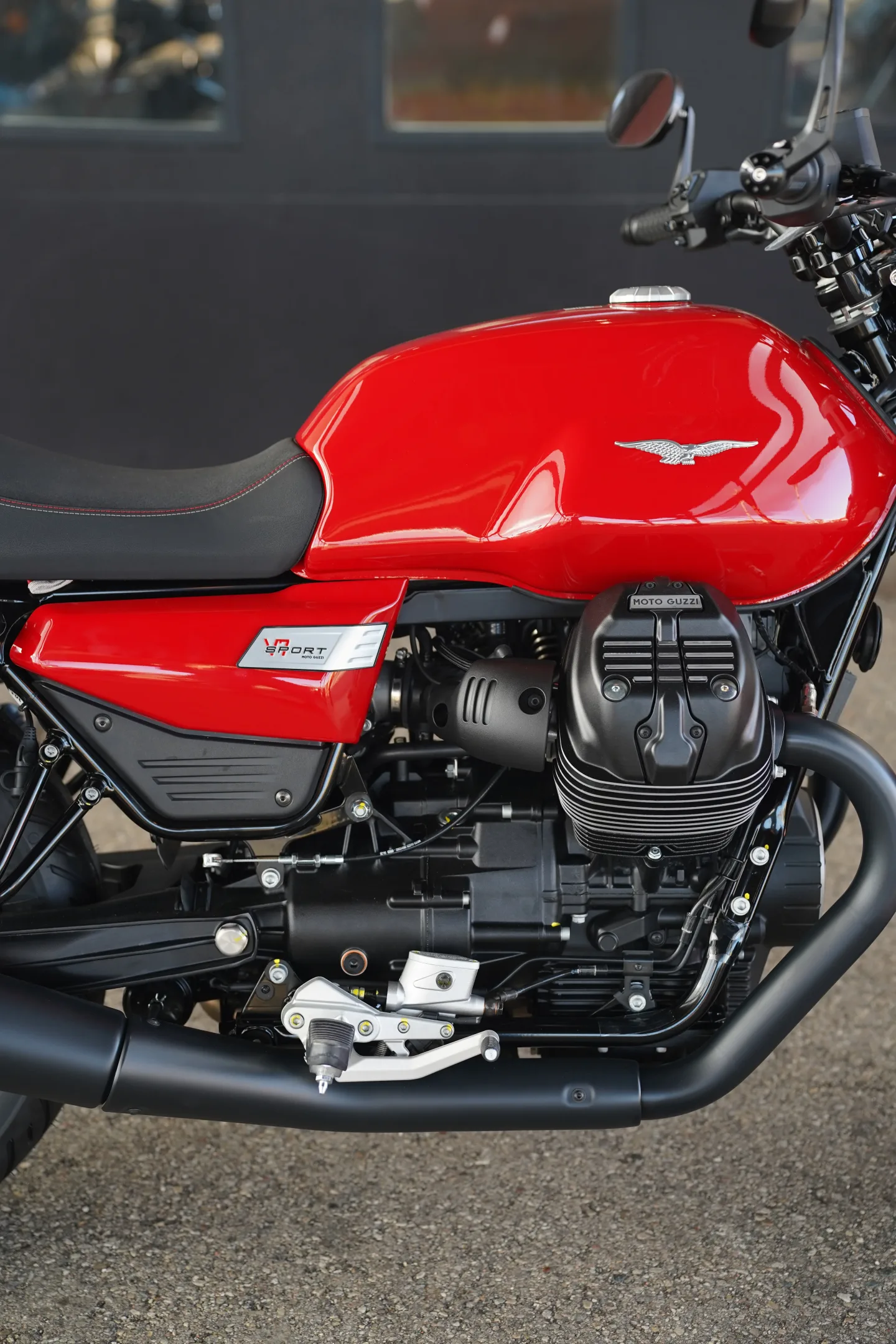 DSC01778 2027 Moto Guzzi V7 Sport - Rosso Monza